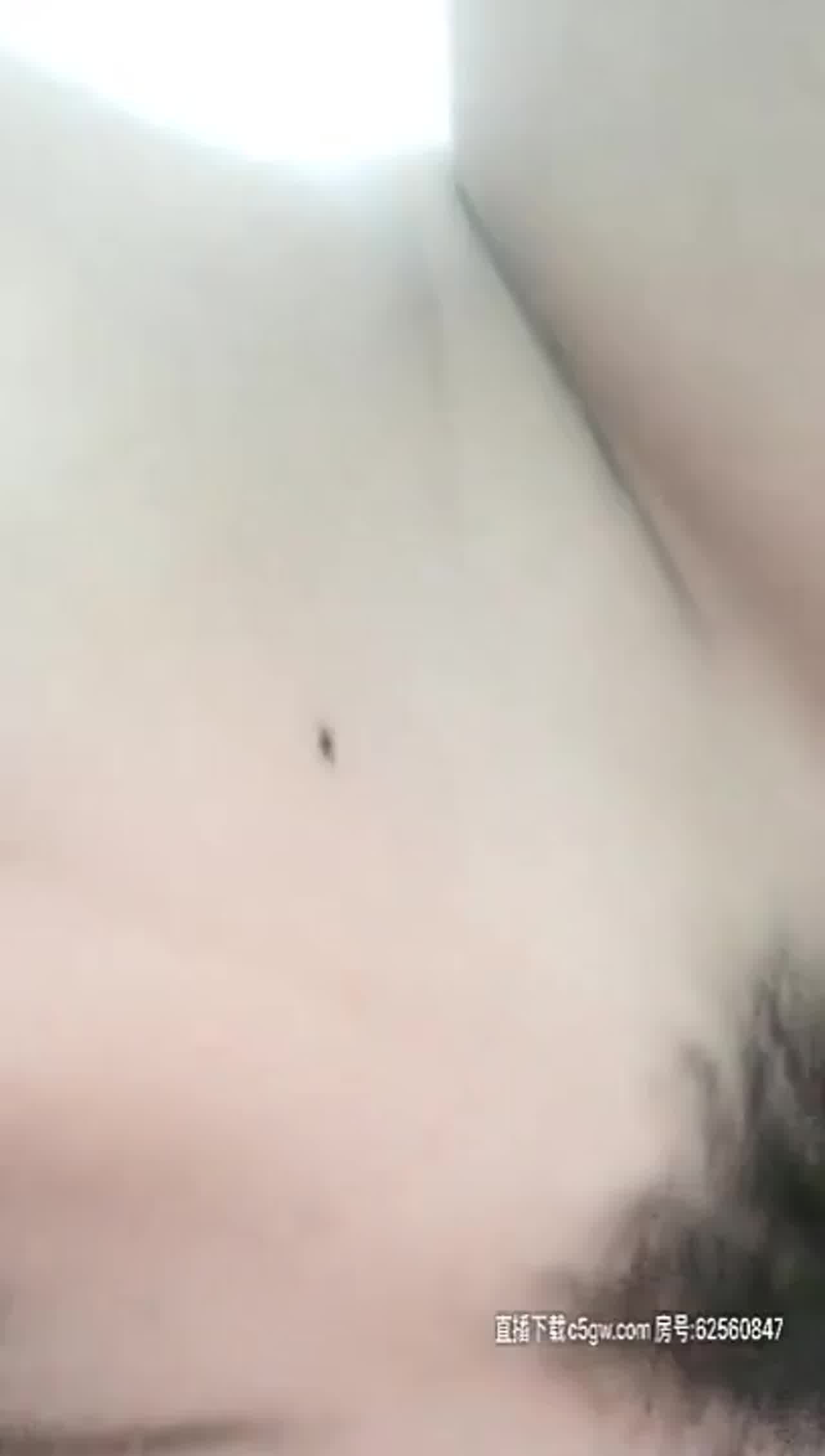  小奶猫极品女神邀约两个炮友玩对白精彩三人行 的剧照7