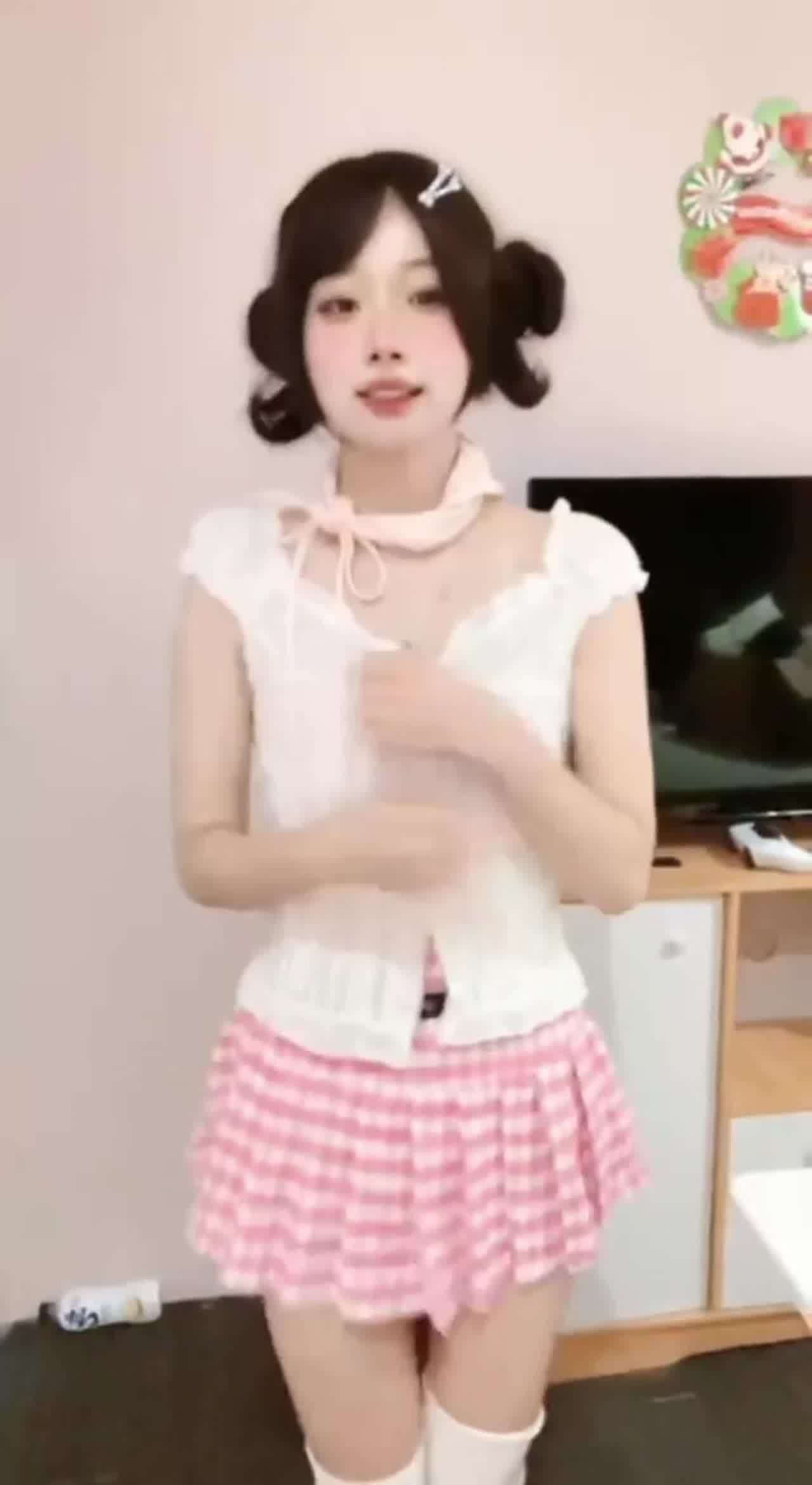  甜美可爱的妹子变身反差母狗自插 的剧照7