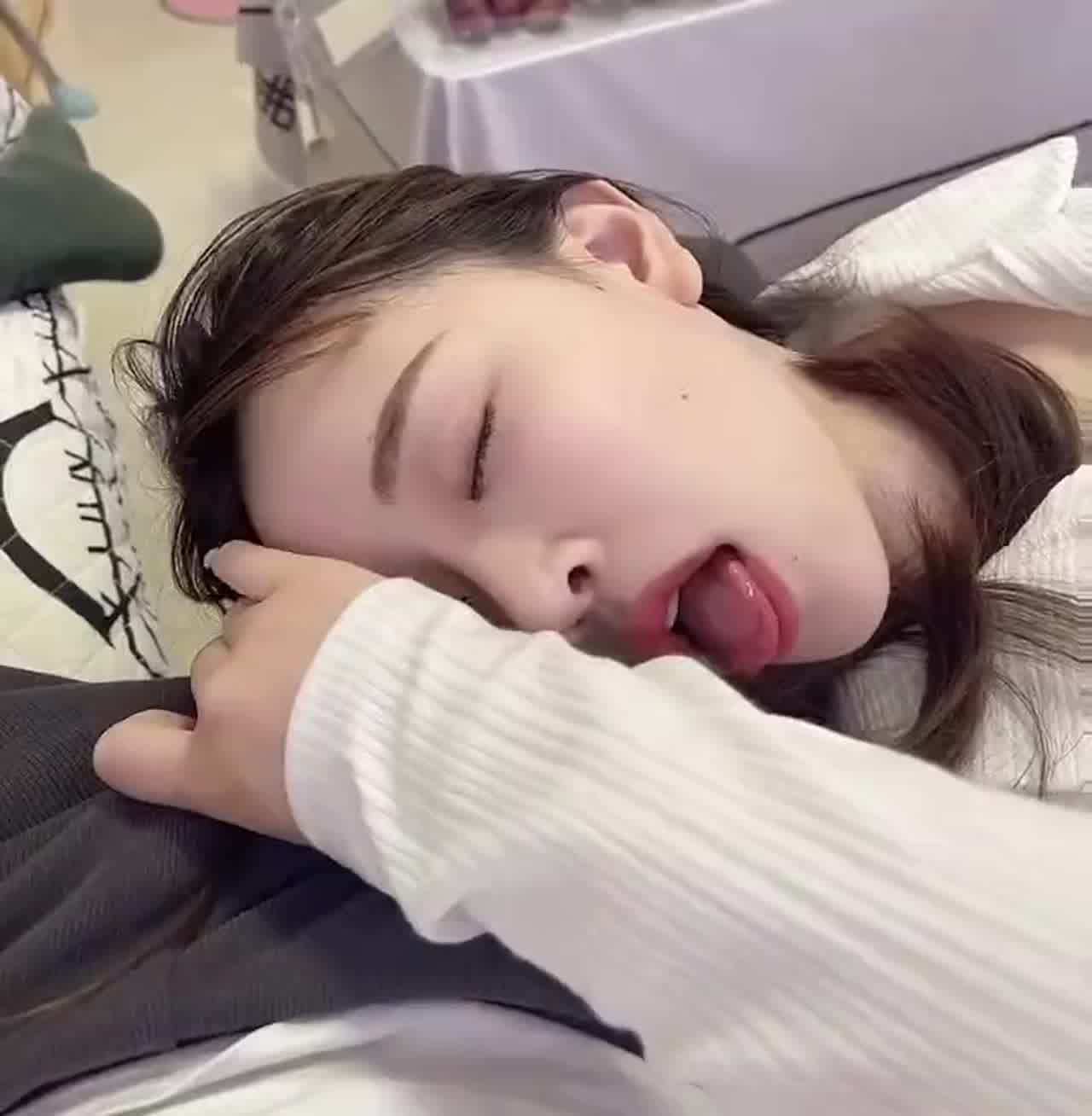  大晚上没事捏捏鸡巴想要鸡巴插进来 的剧照2