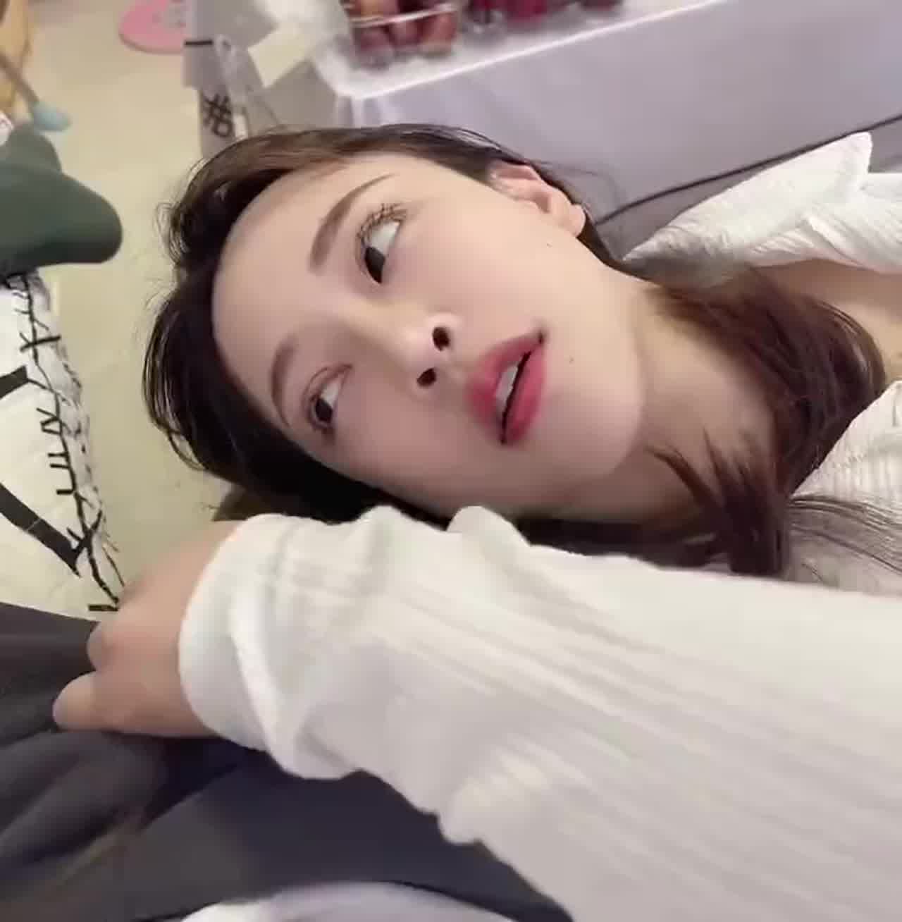  大晚上没事捏捏鸡巴想要鸡巴插进来 的剧照5