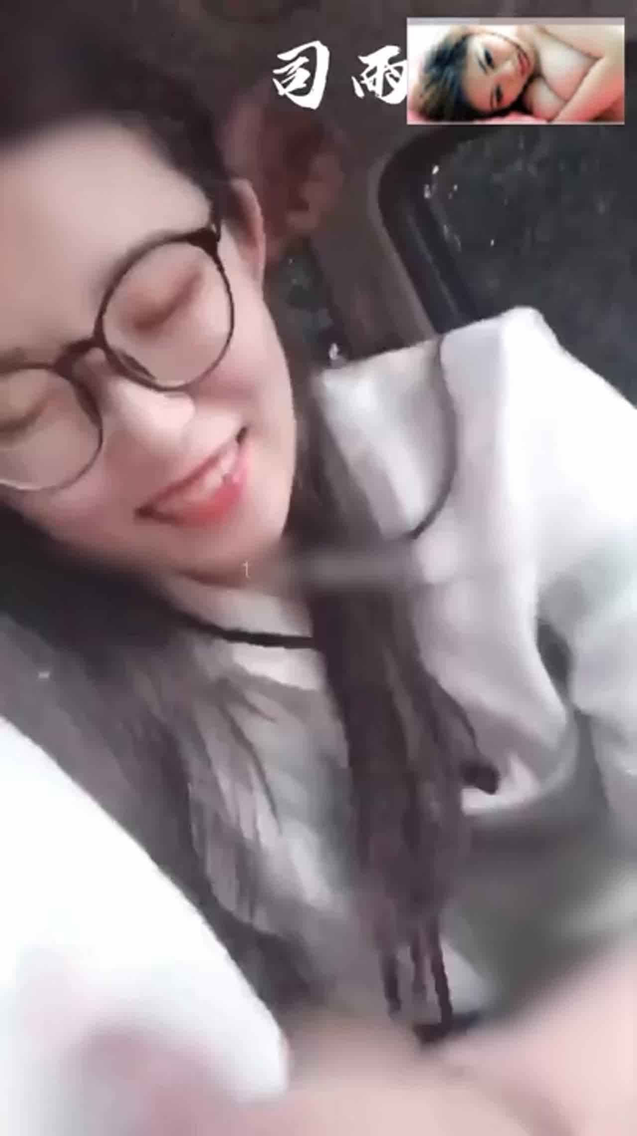  萌妹子司雨清纯外表下好淫荡 的剧照2