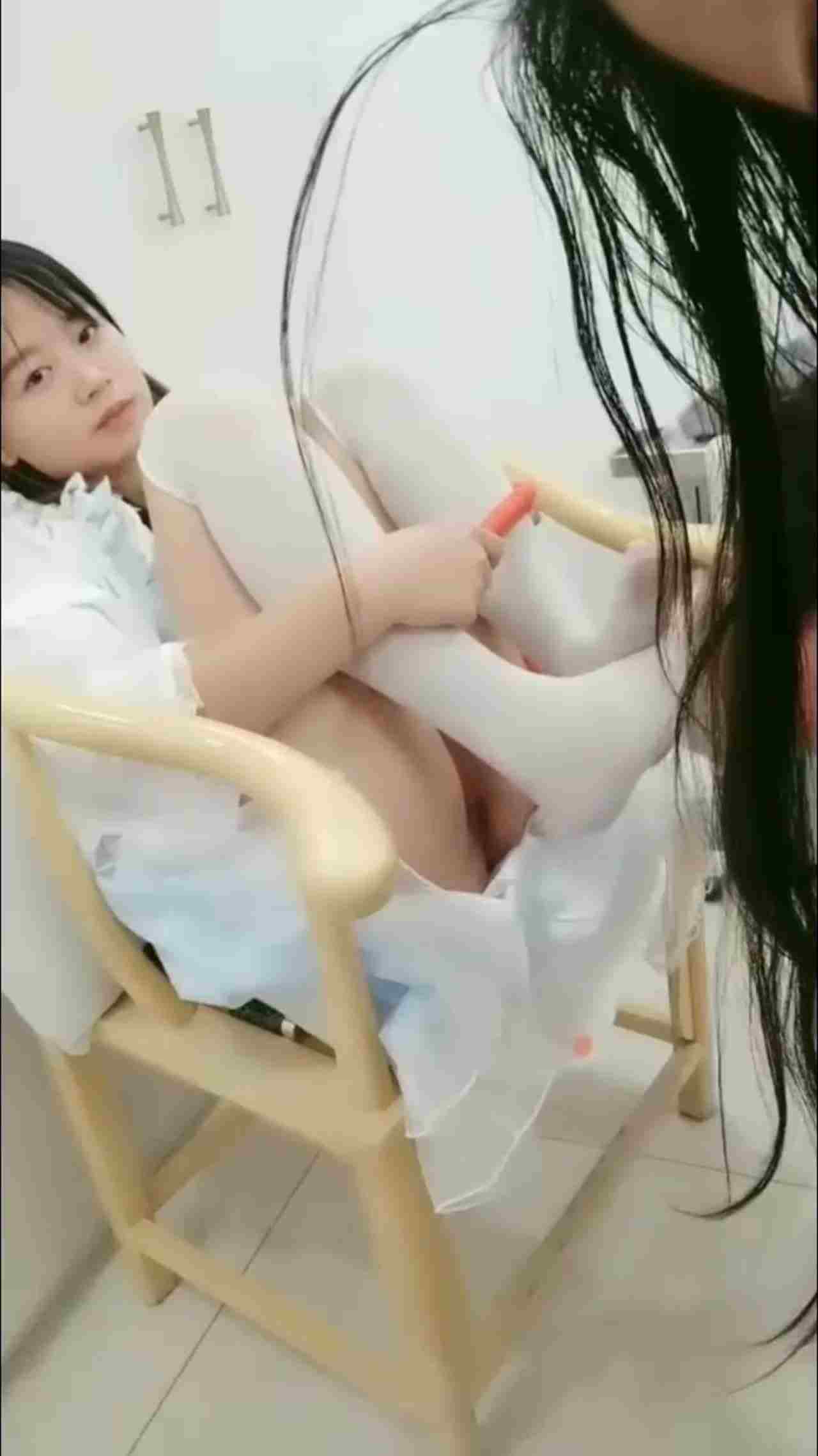  【SM调教】姐妹花同时蹂躏公狗，舔B喝尿凌辱滴蜡，踢蛋捅菊花完全不当人啊! 的剧照4