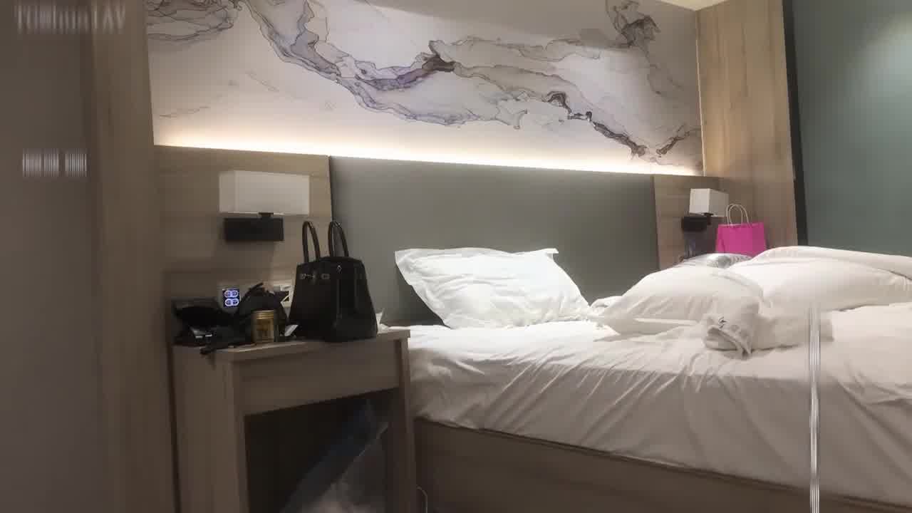  【AI高清2K修复】经典双飞场，小王祖贤和兔女郎闺蜜，淫荡双姝颠鸾倒 的剧照8