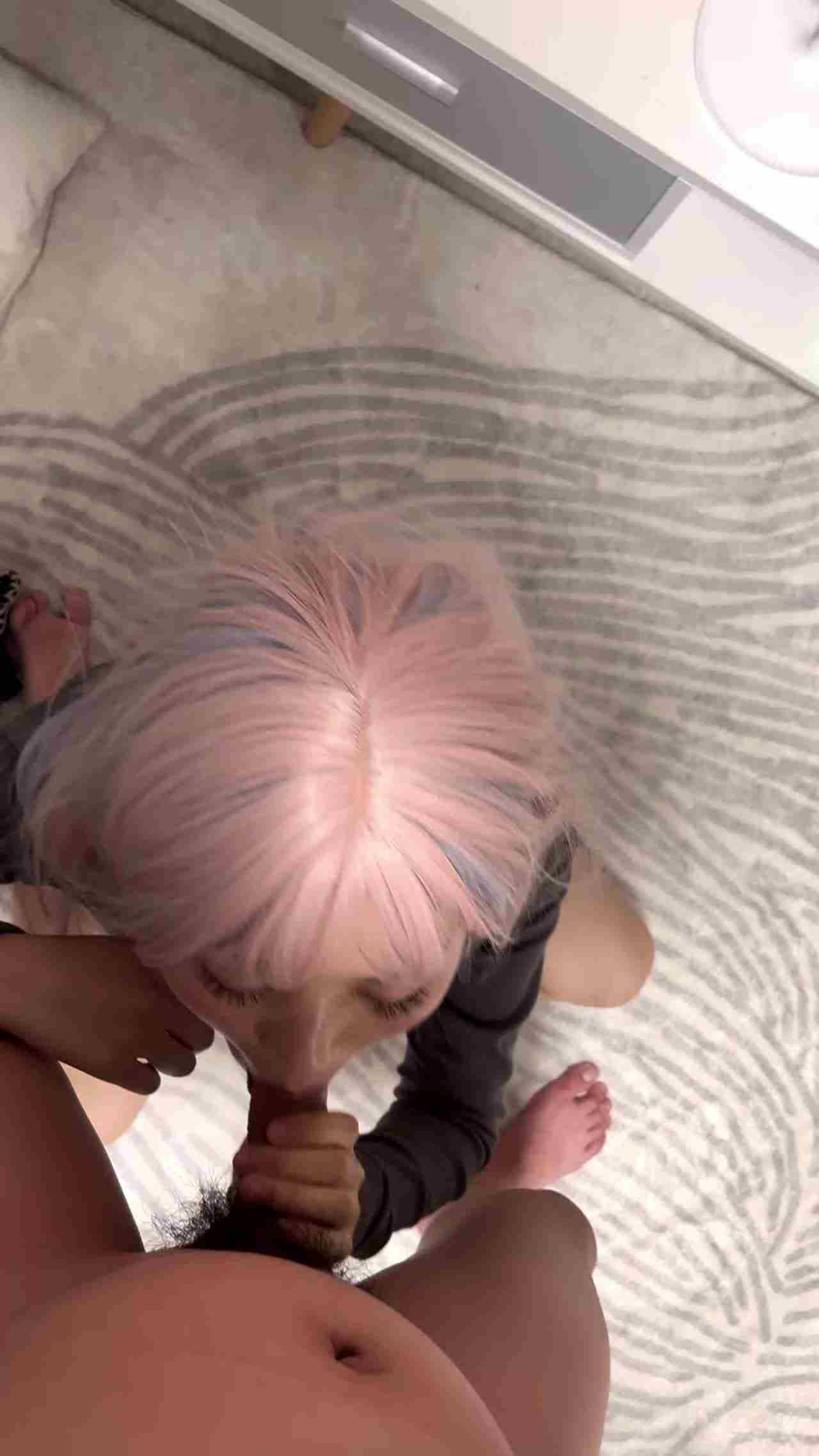  高颜值粉发女友口交 的剧照4