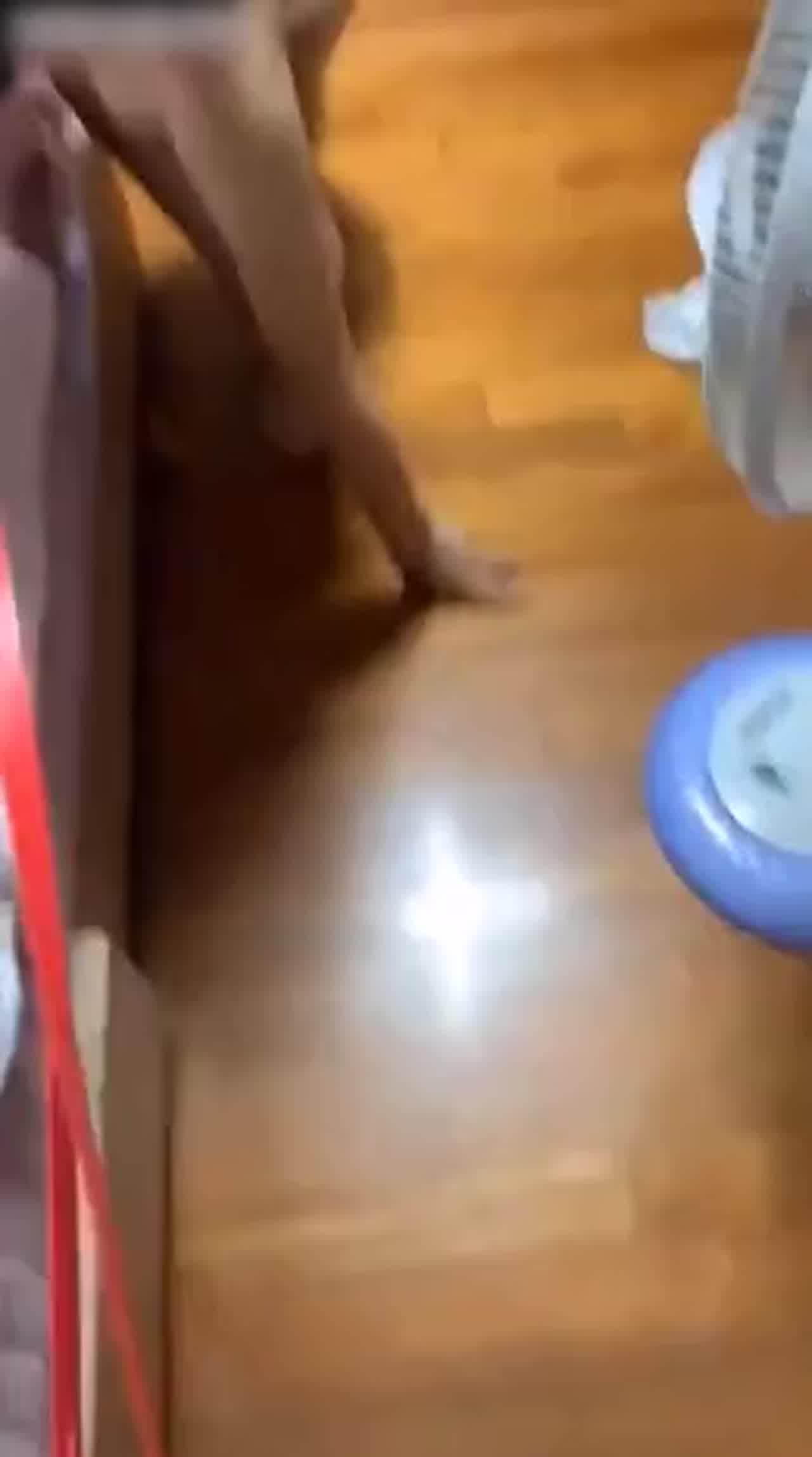  命令我家女友当小母狗训练 的剧照6