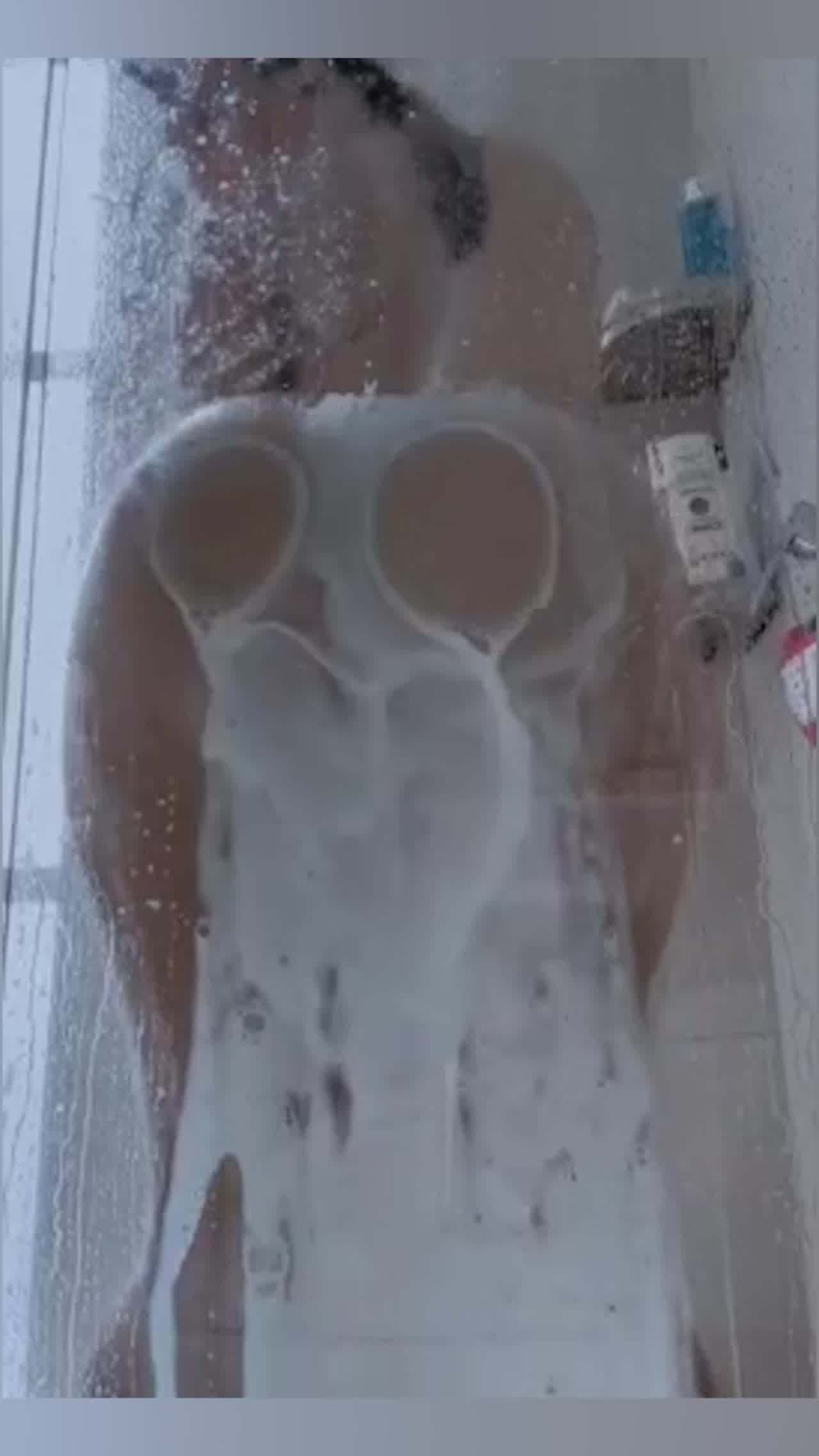  小骚货给亲爱的Daddy发送了一段洗澡视频，并配文称，菜洗好了，你什么时候回家炒！ 的剧照4