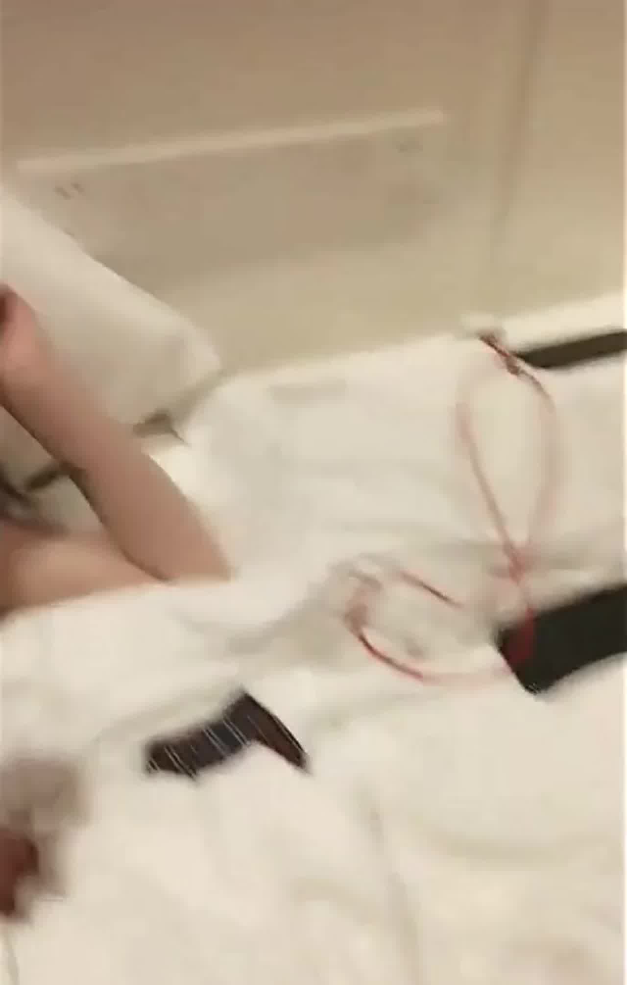  小花旦萌妹子和2男玩3P 的剧照4