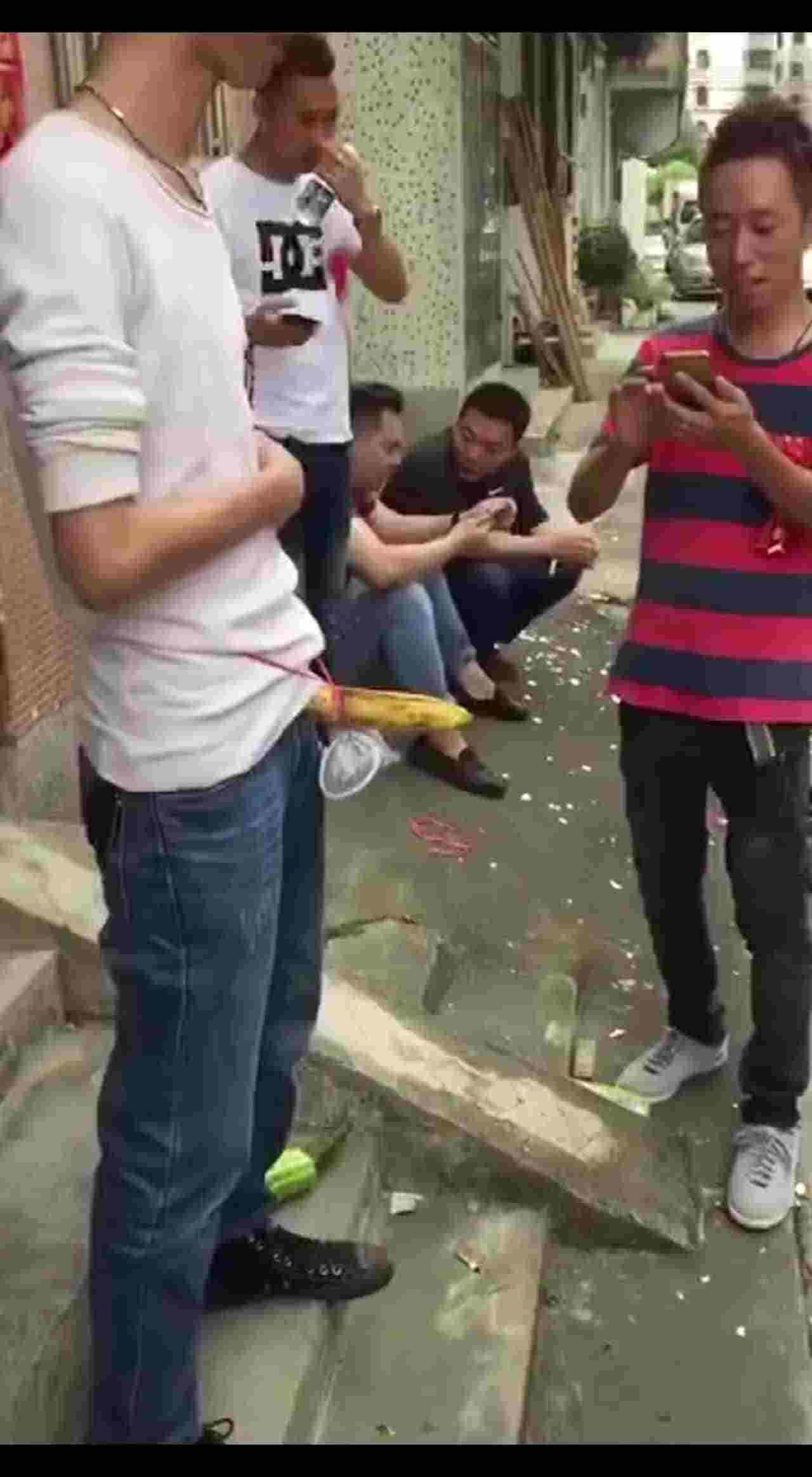  【低俗婚闹】某些地区的低俗闹婚，多人强上猥亵侮辱伴娘，亲朋好友还跟着一起起哄，还让跟口交一样口香蕉 的剧照7