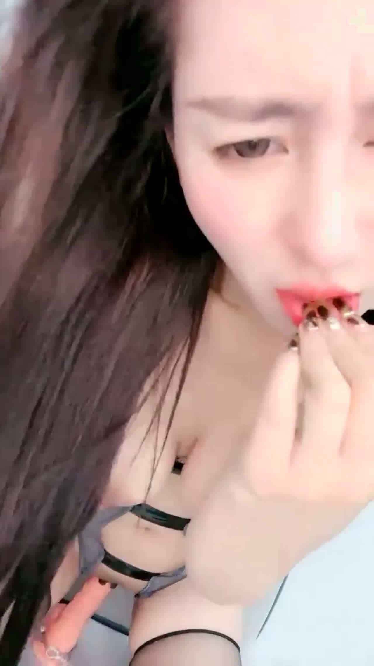  婉婉儿 放尿色情直播 的剧照4