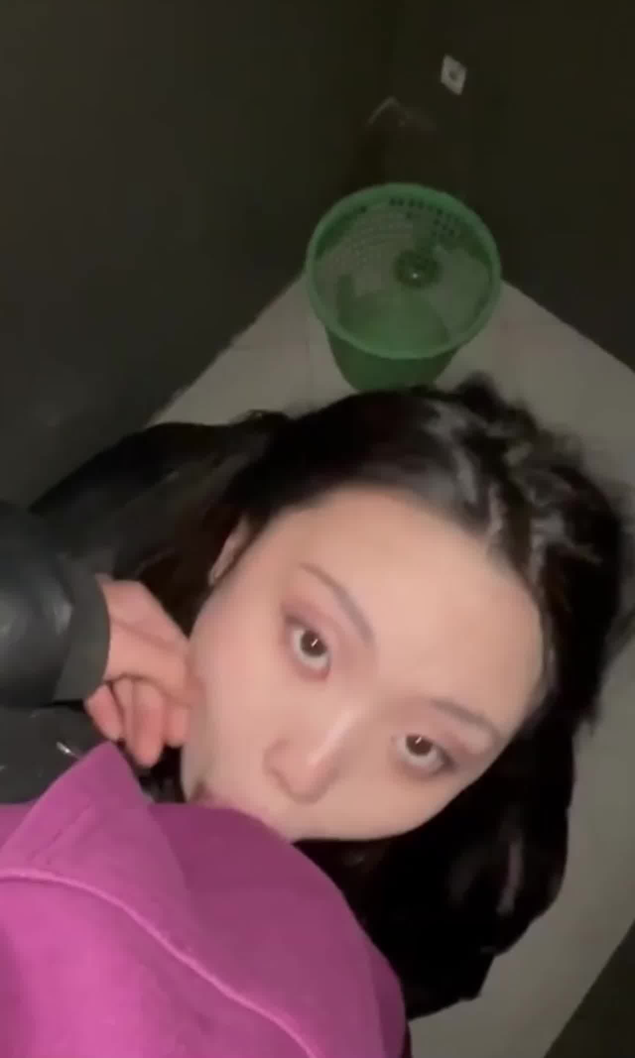  商场偶遇前女友先拉到厕所舒服一下 的剧照10