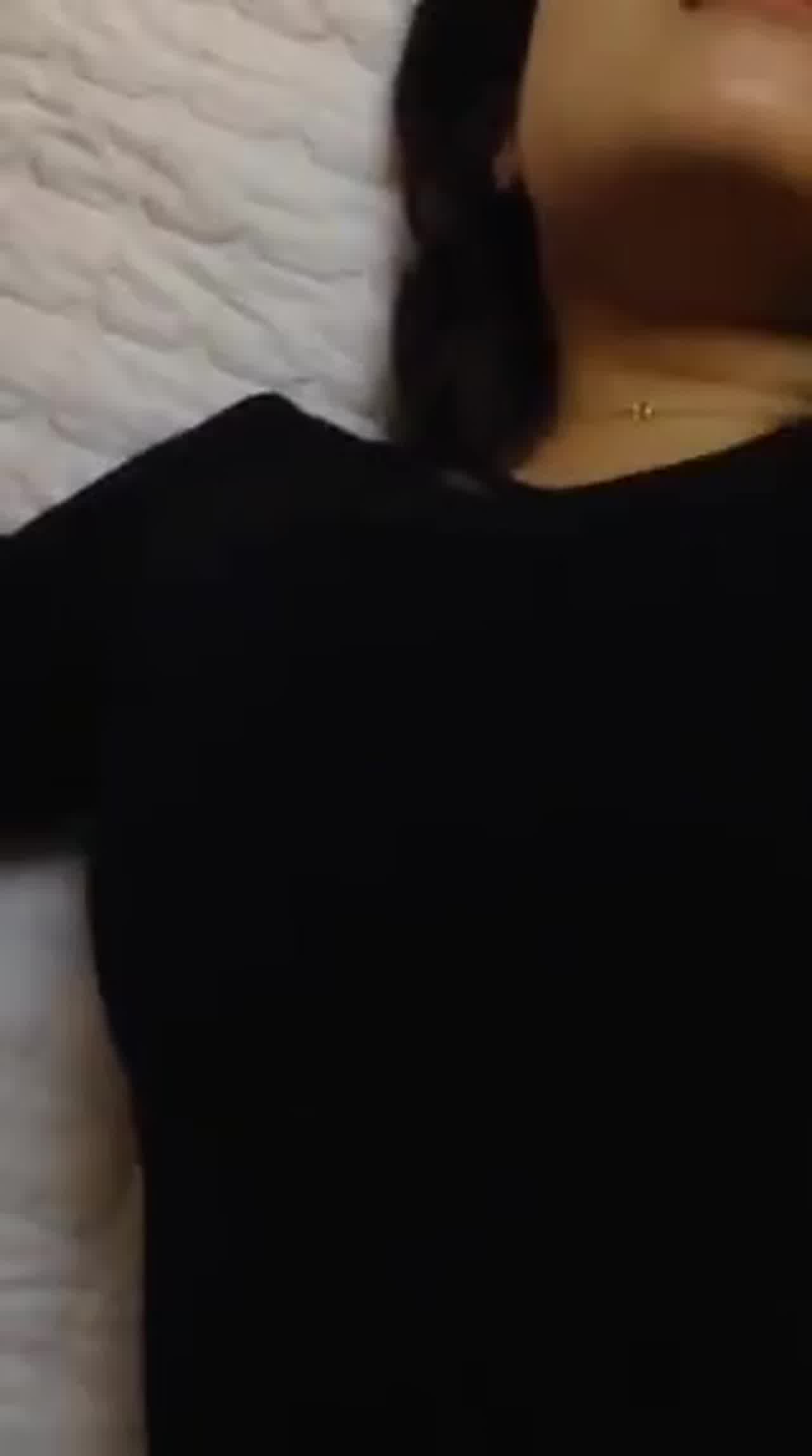  先自慰一下，然后再把你的大肉棒插入，好爽！ 的剧照8