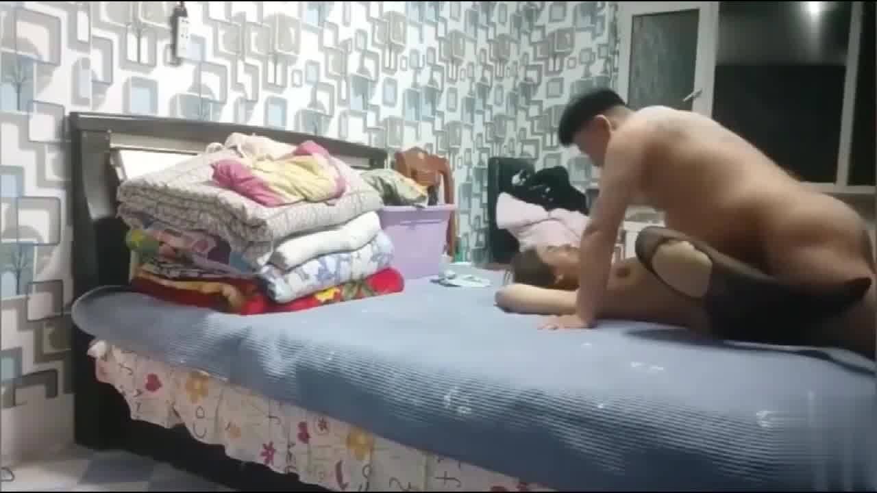  【小姨子快被操死】酒后灌醉真实乱伦，喝了1个多小时(喝酒删减了)，小叔真是全程暴力往死操啊，还内射了 的剧照7