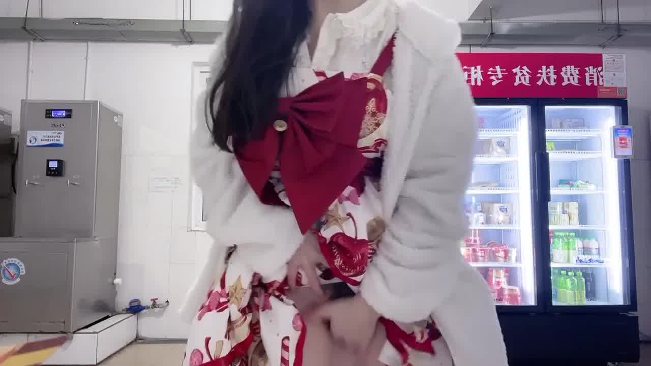  【这也太骚了，在学校宿舍创业当网黄】趁舍友出去拿出超大阳具自慰，猛插自己逼真是丝毫不手软啊！ 的剧照3