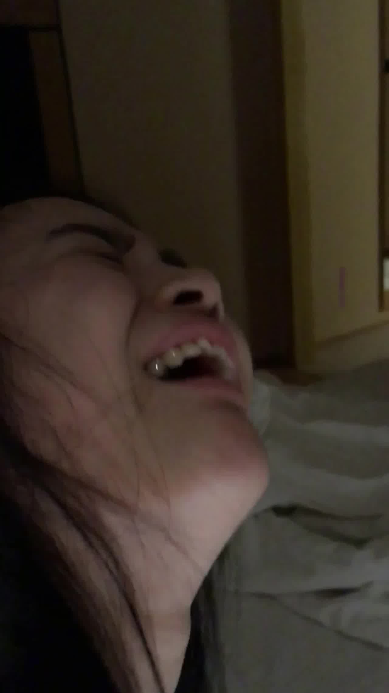  清纯学生妹拿着手机对着镜子拍摄被男友后入，妹子的大奶子真是觉是极品，插入那一瞬间的惨叫声 的剧照3