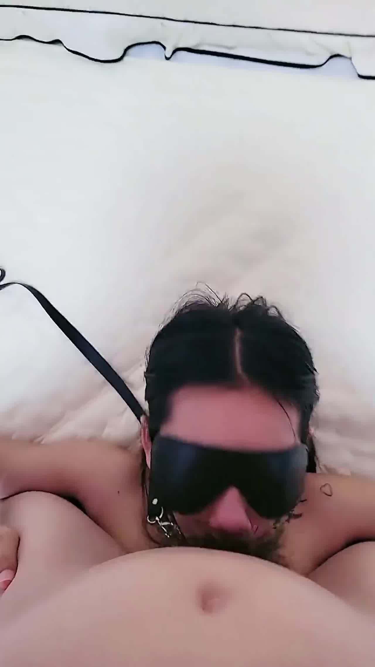  深夜开车调教淫荡小母狗，，露脸乖巧听话又风骚，深喉口交大鸡巴，激情上位让小哥玩着骚奶子，淫声荡语不断 的剧照10