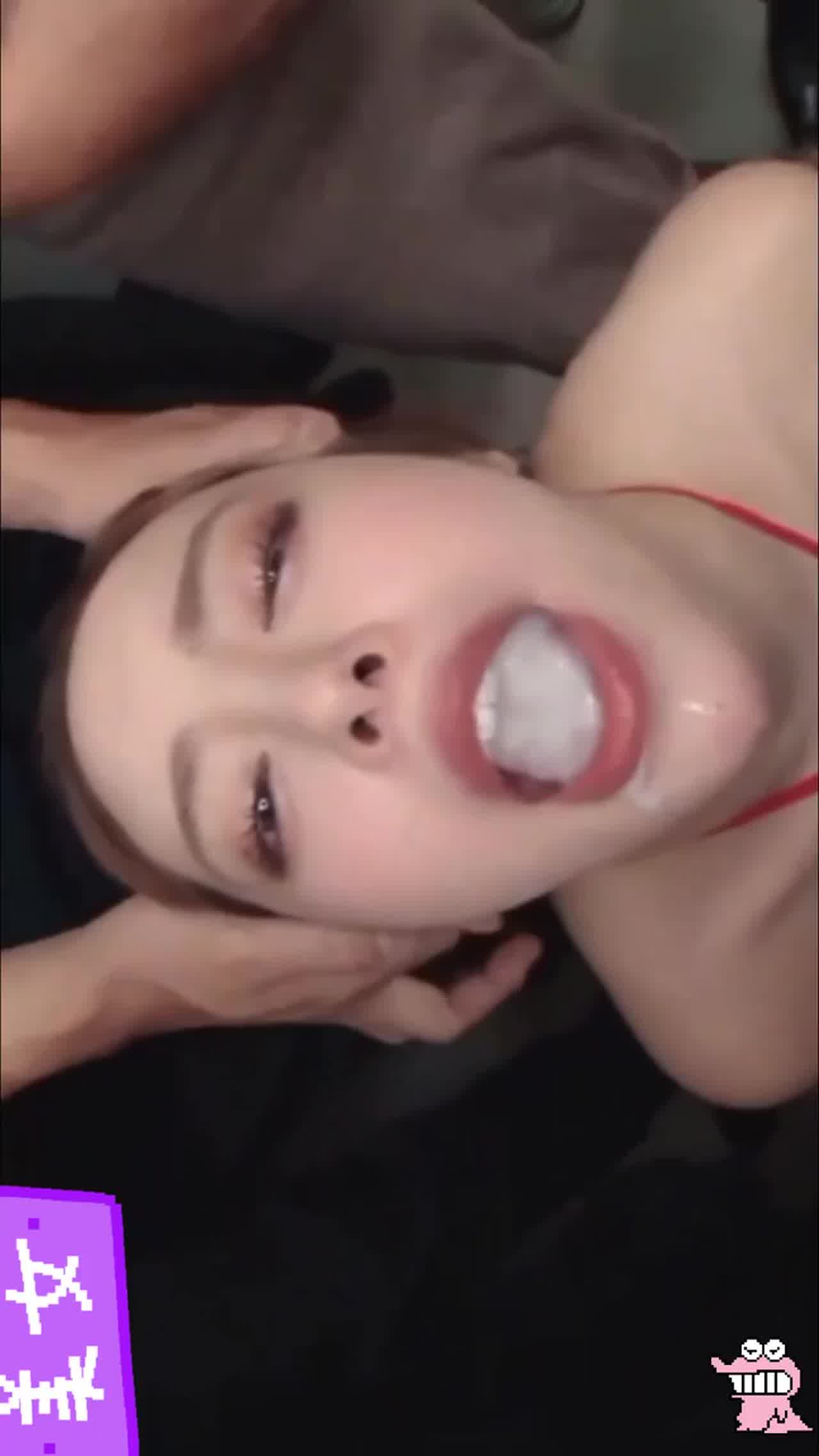  高颜值女神被十几个不同的鸡巴射在嘴里，妥妥的精液肉便器 的剧照2