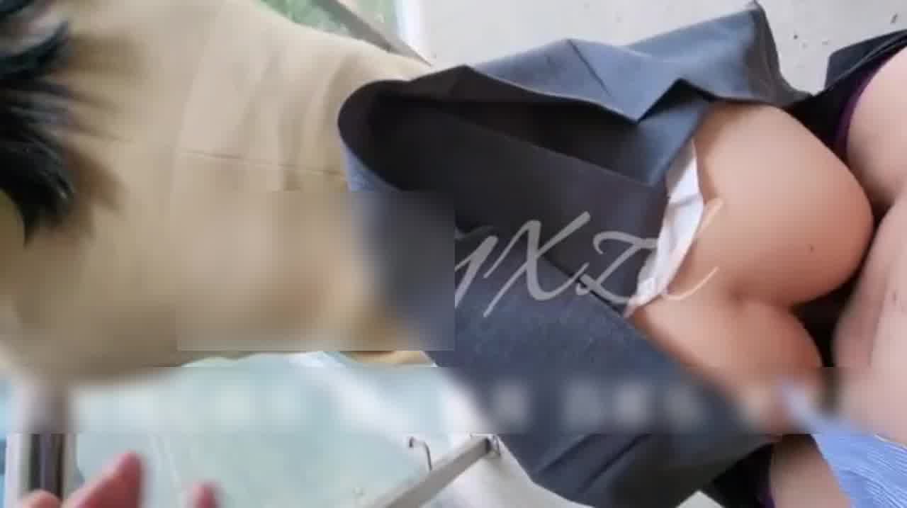  午休时间把公司前台叫到露天走廊口爆后入 的剧照6