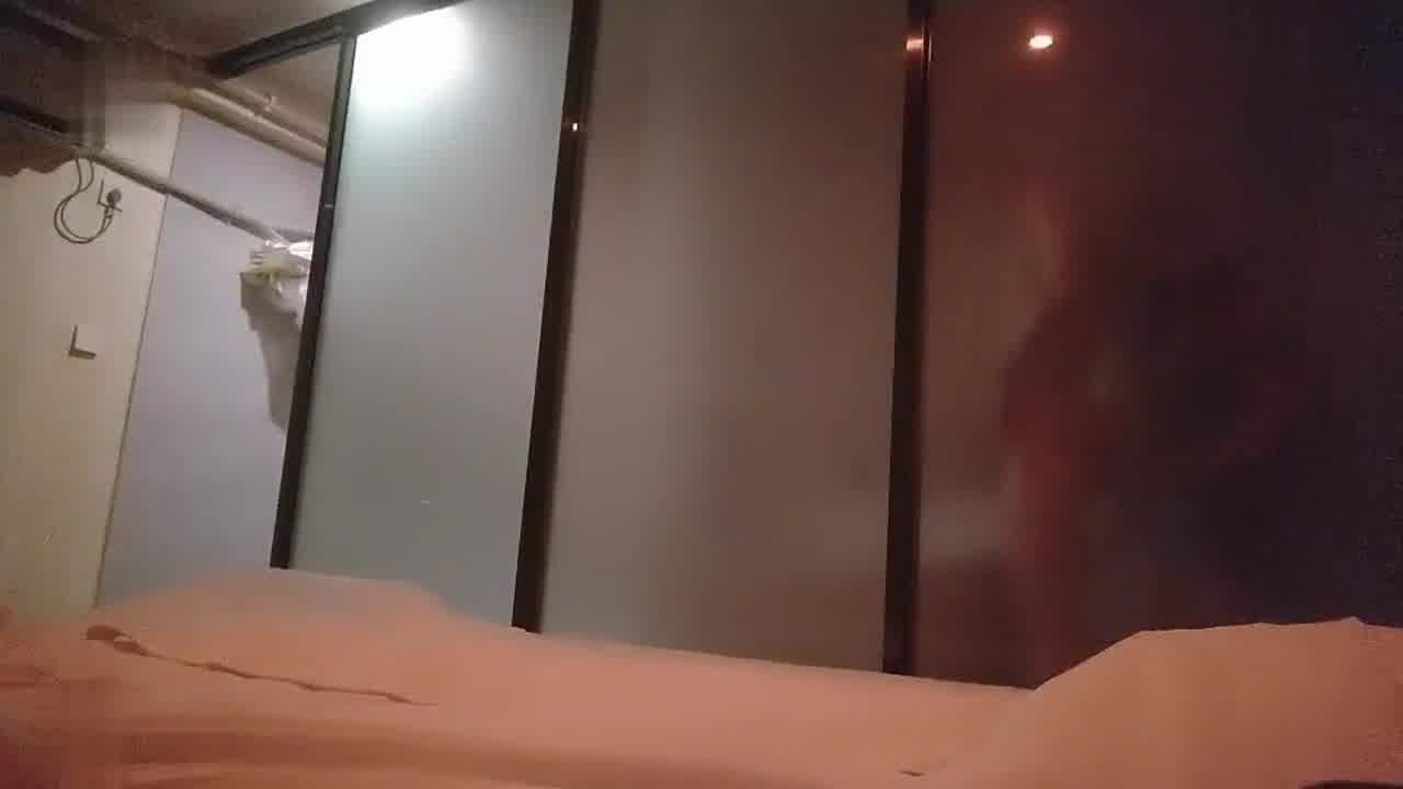  【会所勾搭】良家人妻，风韵犹存，猛操骚穴，啊啊太猛了，你轻点隔壁听到，小伙操的人妻竖起大拇指。 的剧照9