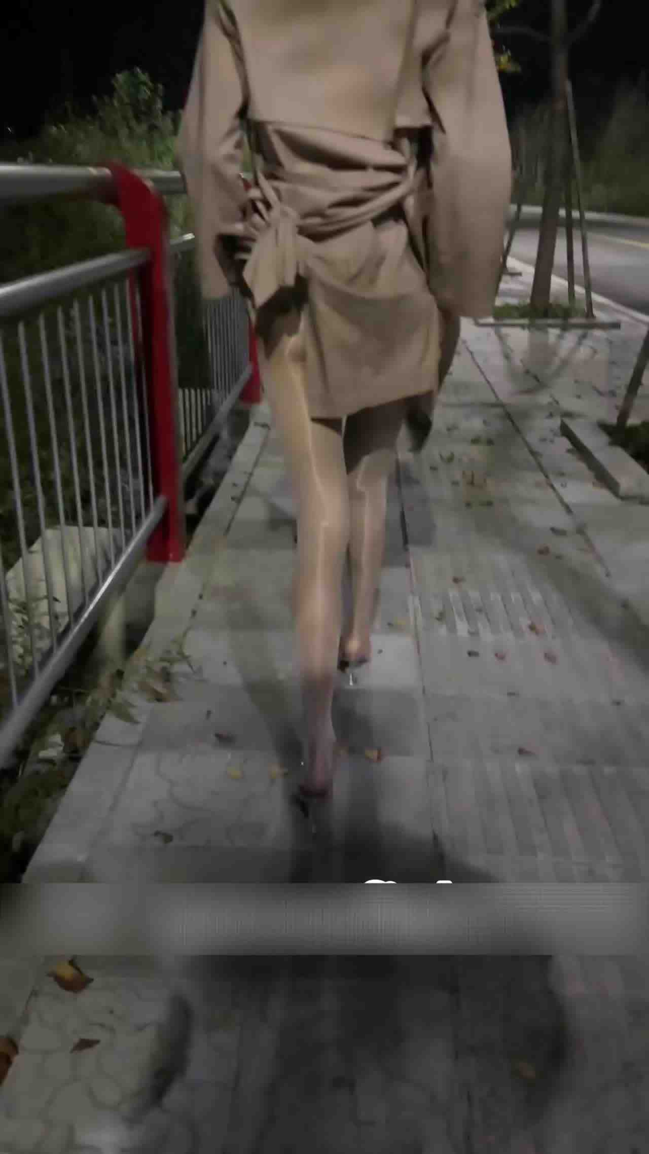  又是主人的任务，风衣路边露出尿尿 的剧照8