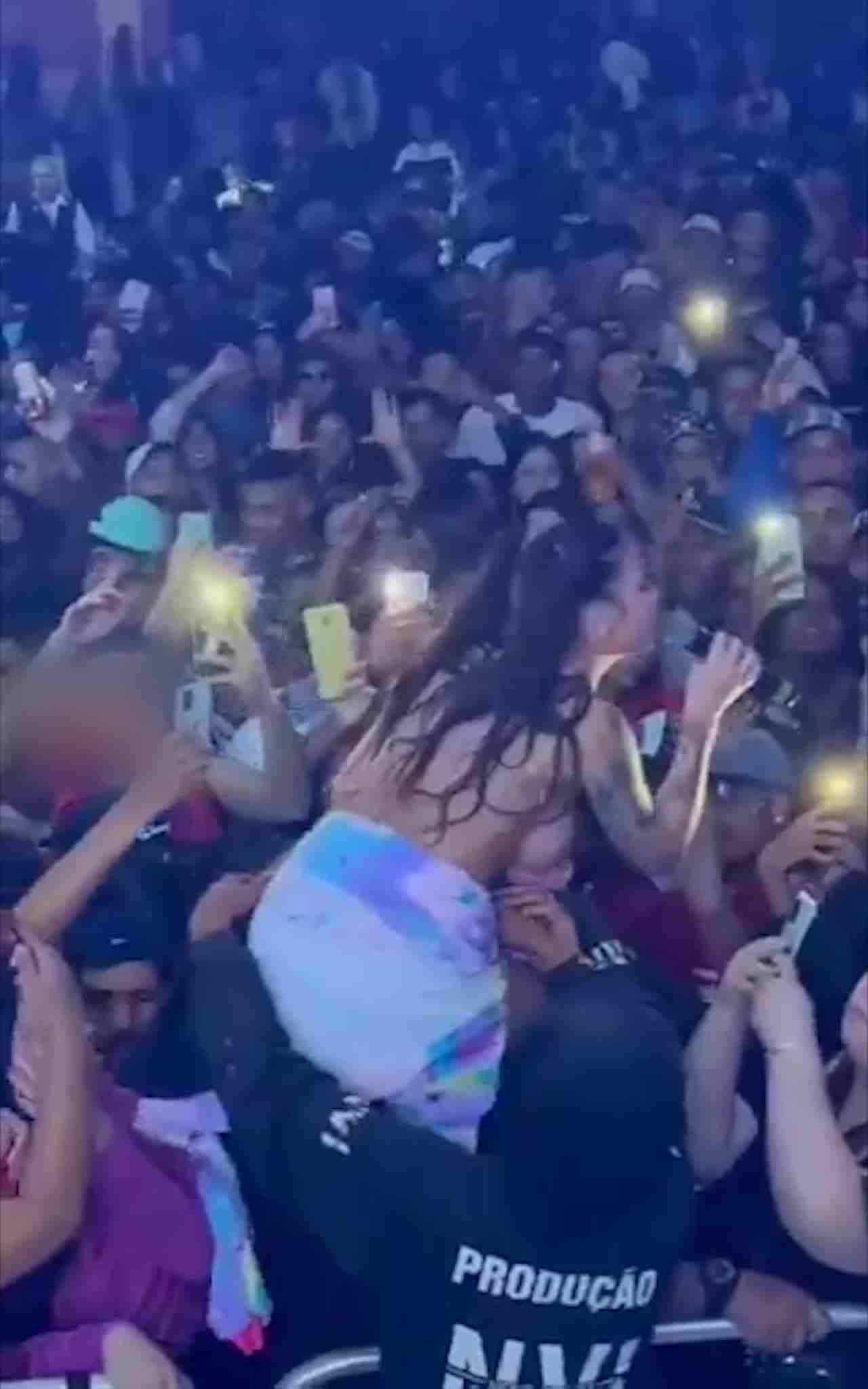  门事件 巴西女歌手超性感装束开骚 冲下台同粉丝互动竟被人扯甩T-back 的剧照8