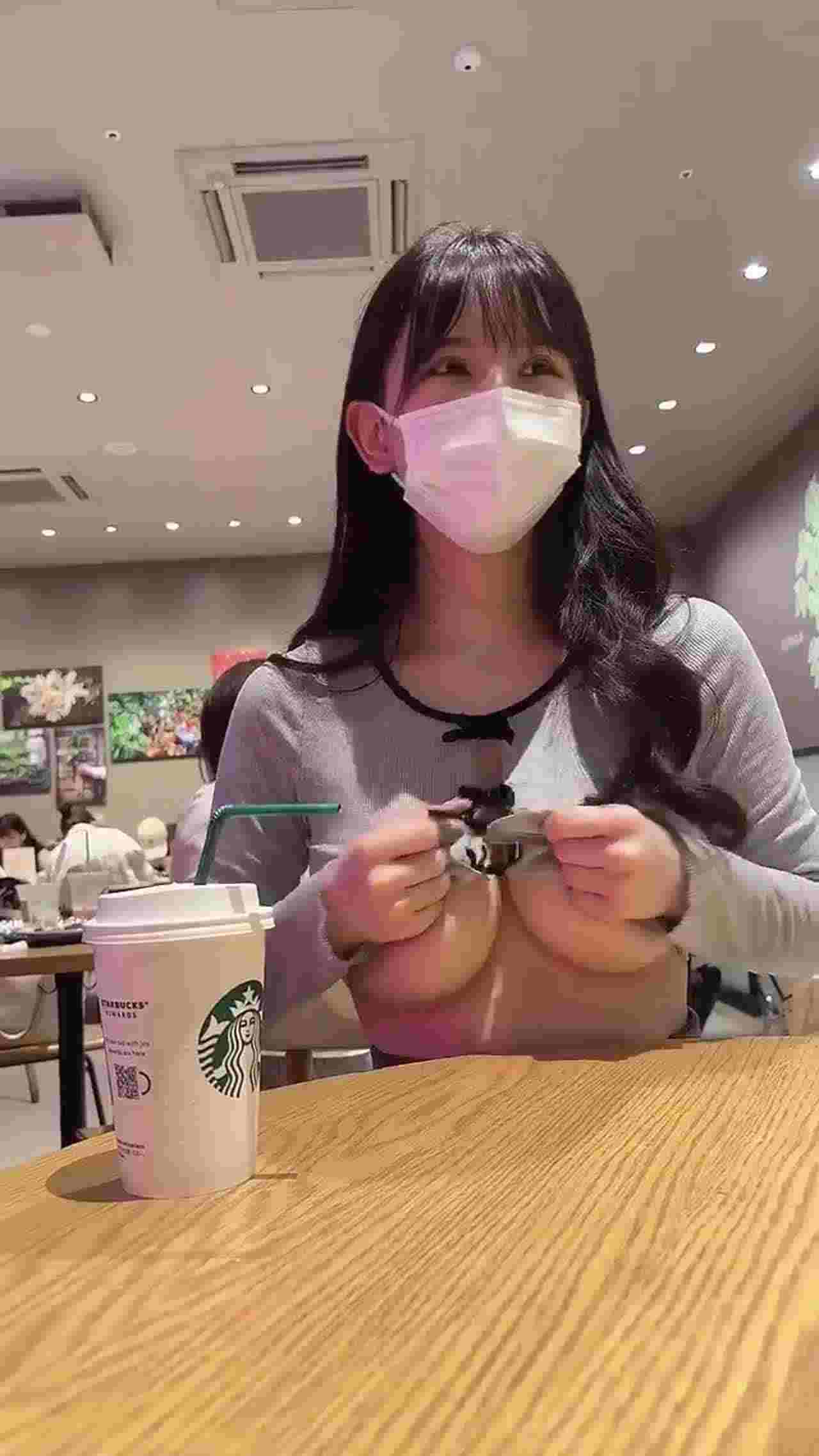  网红人妻一口一个湘湘子 - 小小的露出 的剧照2