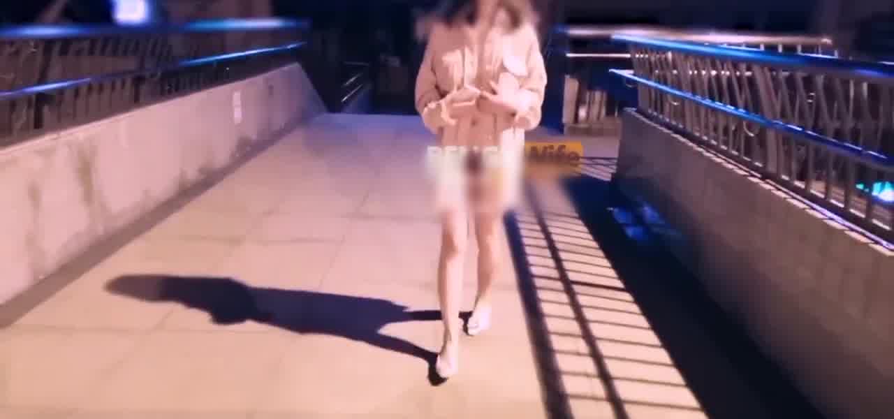  大学生在百货公司露奶子出来 的剧照1