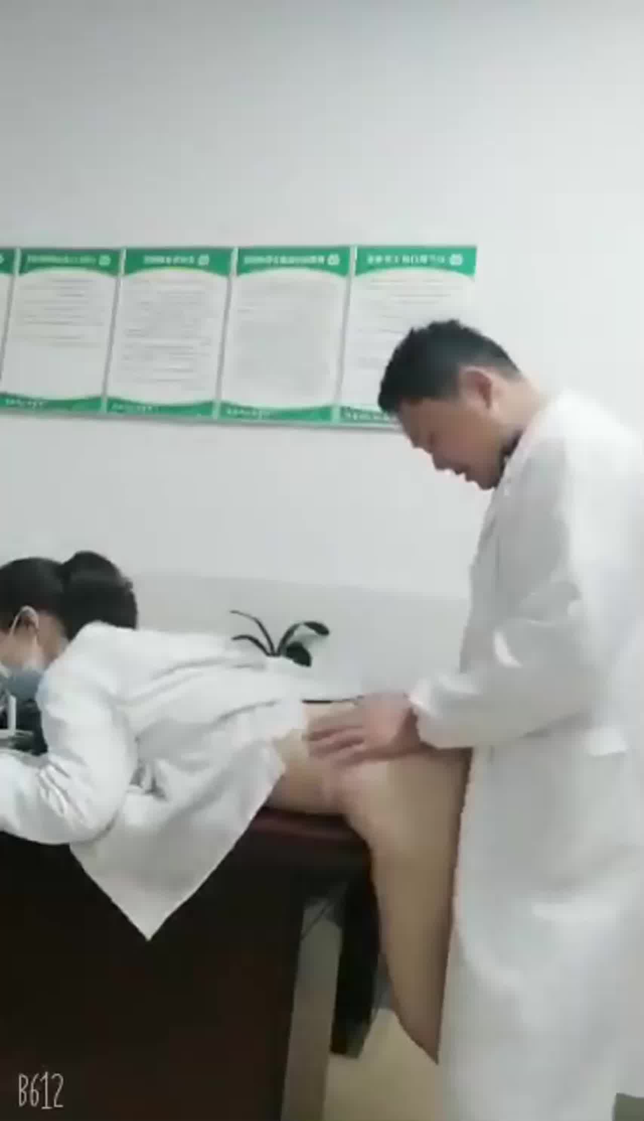  某院主任医生与女护士办公室淫乱泄密流出 的剧照1