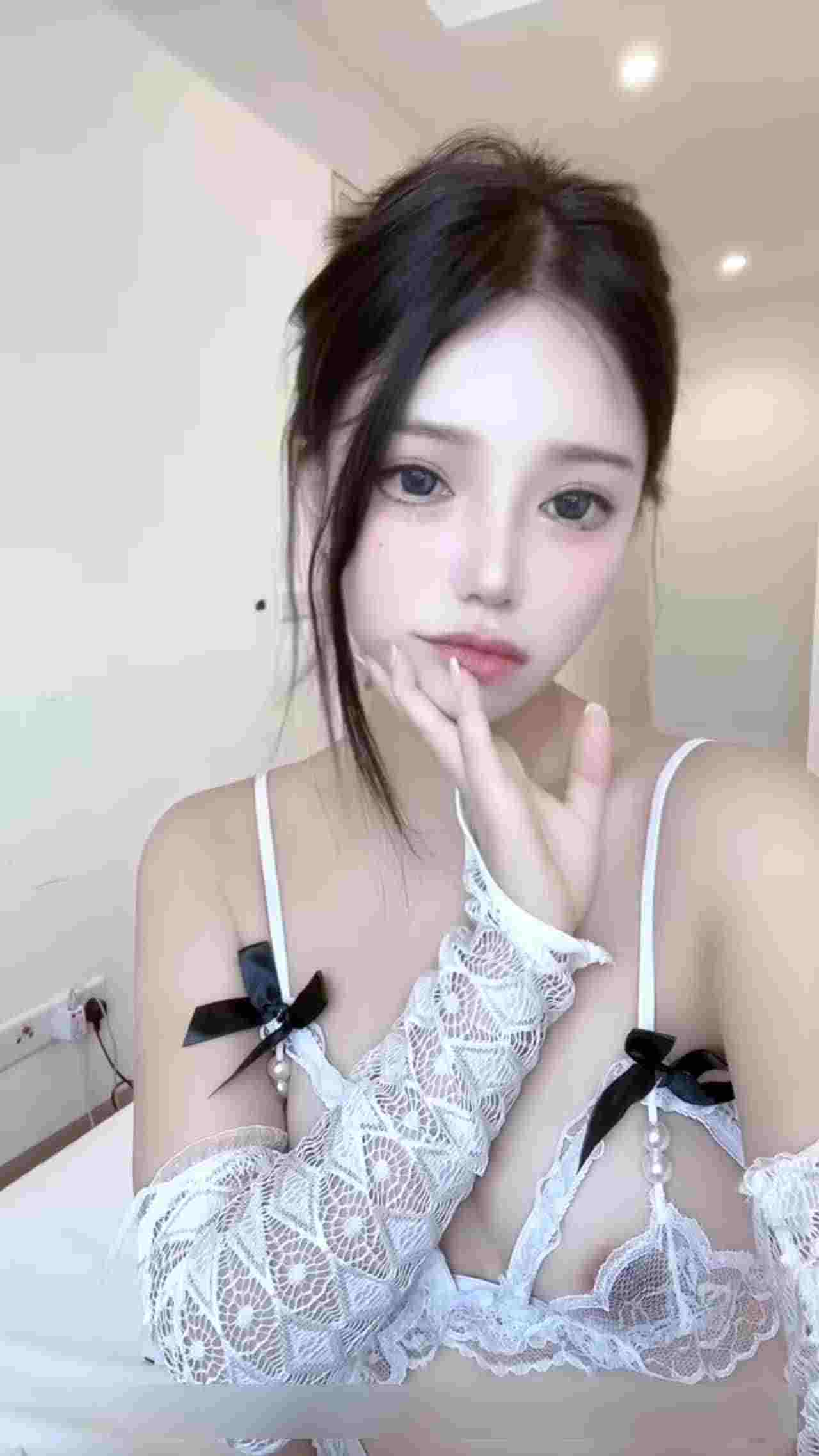  白蕾丝情趣内衣 的剧照5