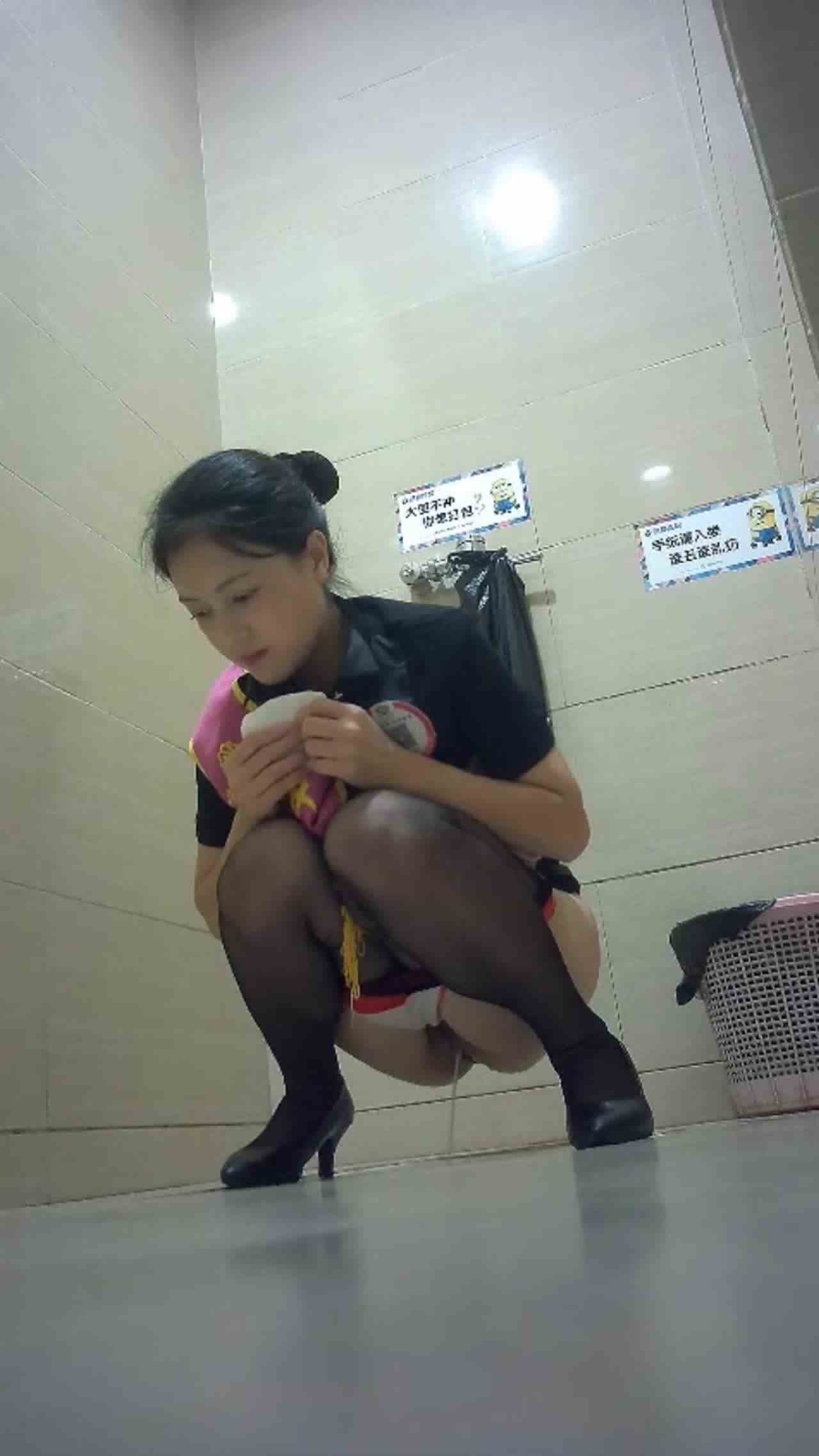  厕所偷拍合集，看骚逼如何撒尿，都是极品 的剧照7