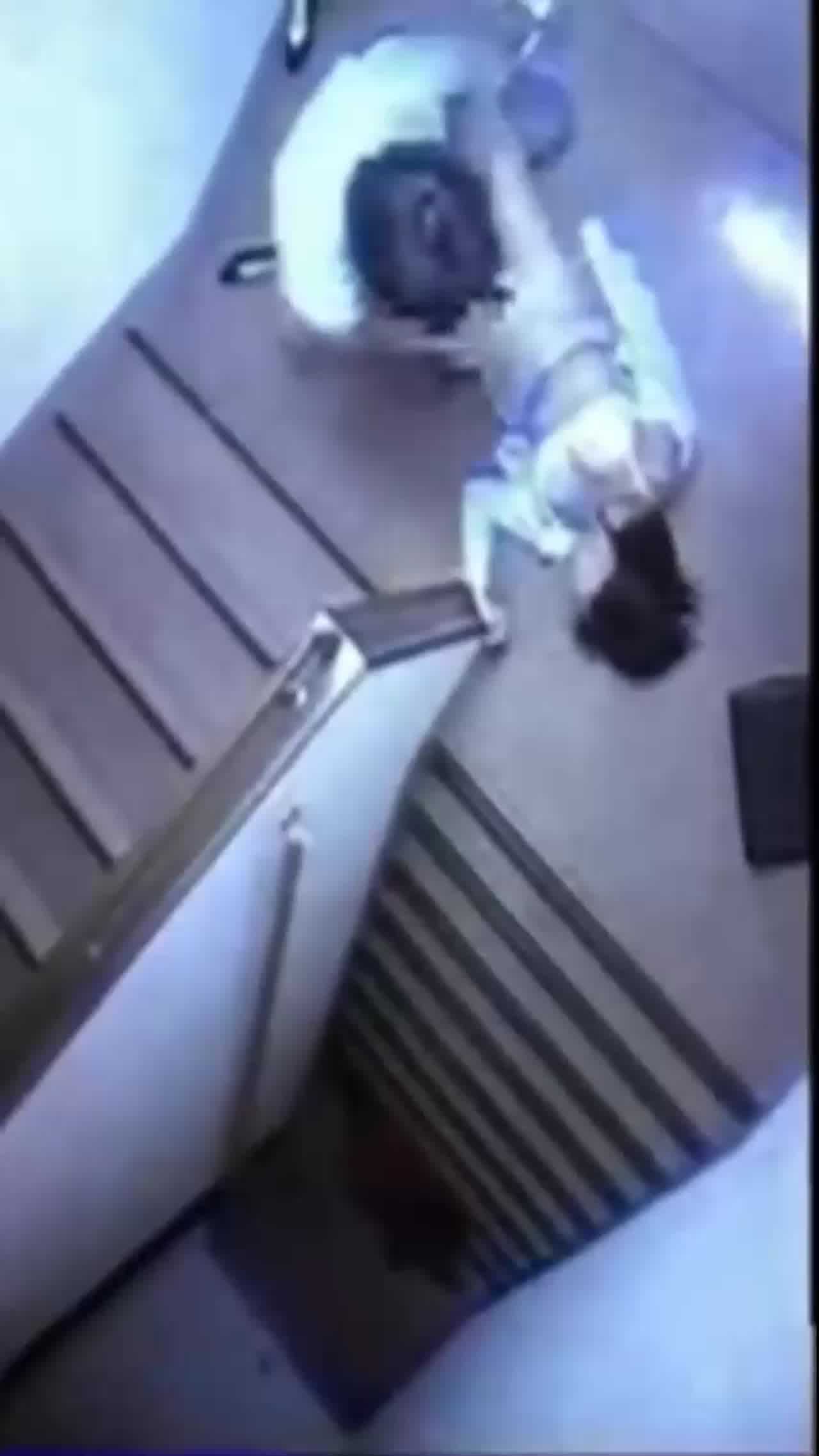  【稀缺资源】真实强奸轮奸越反抗越刺激！可怜的女人们场面过于残忍，全网最全合集！ 的剧照2