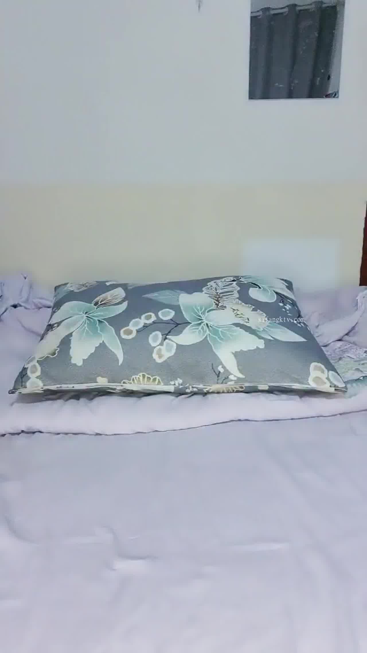  小晶晶 可爱嫩妹超会玩假屌插穴流出水 的剧照9