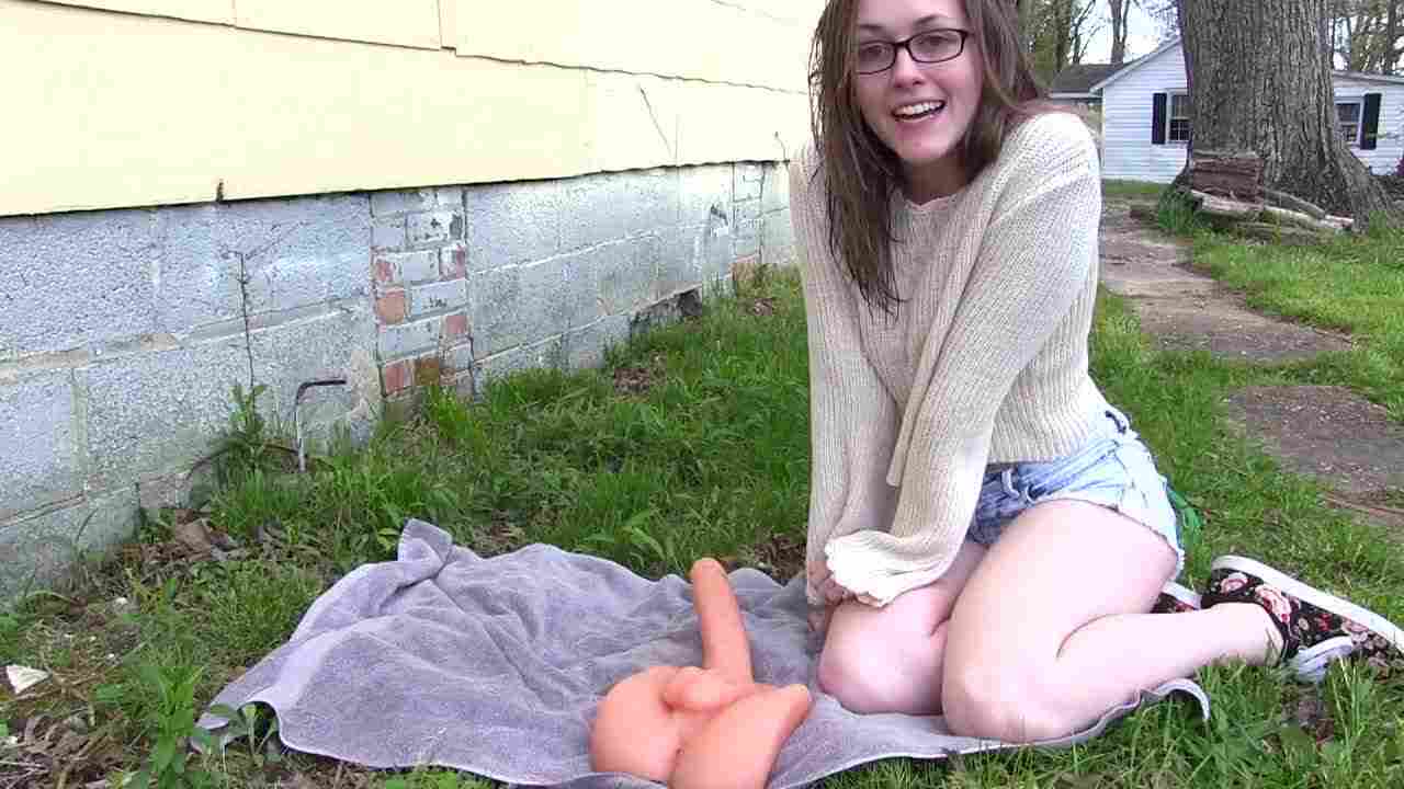  青少女在邻居家门口玩玩具 的剧照5