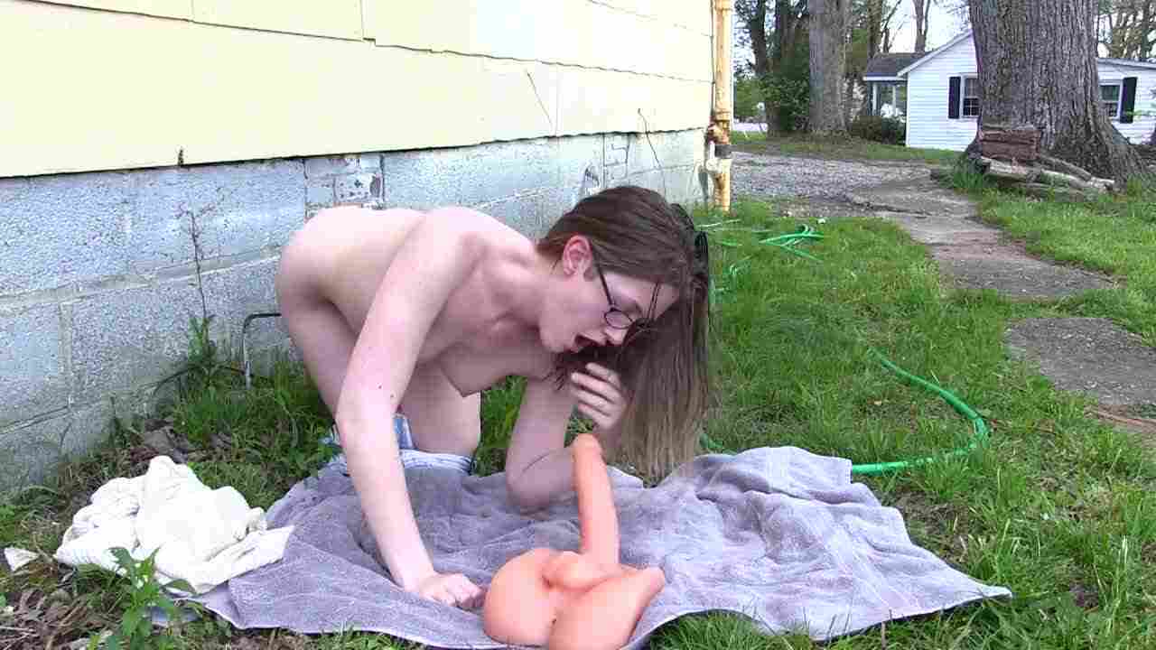  青少女在邻居家门口玩玩具 的剧照7