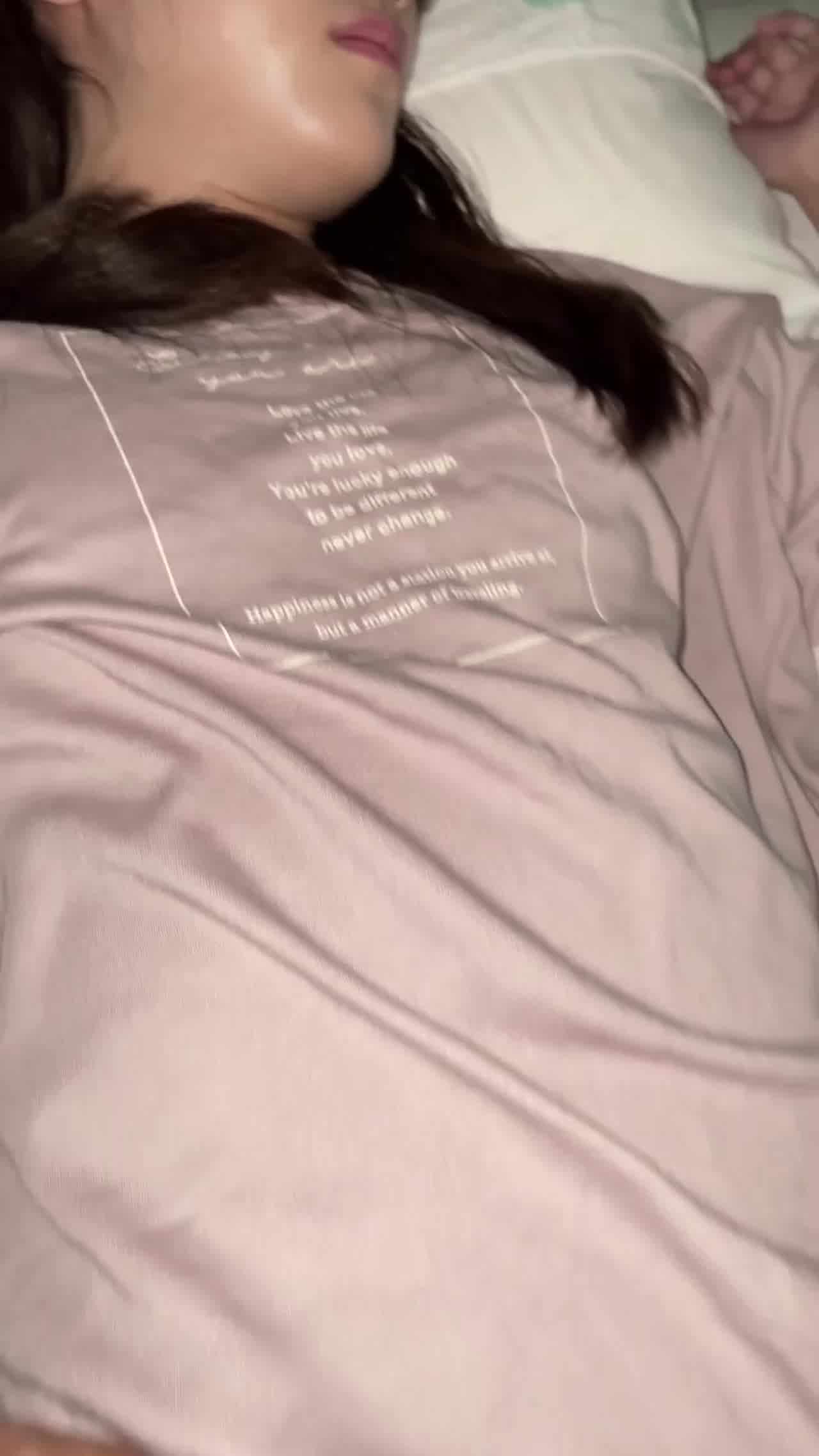  18岁清纯樱花妹去毕业旅行在睡中遭到悲剧被同学强奸 的剧照6