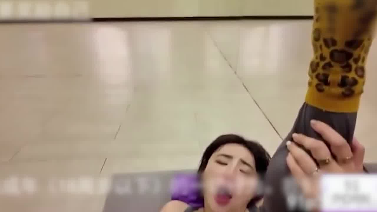  瑜伽服少妇在健身房偷情教练捂嘴不敢叫 的剧照9