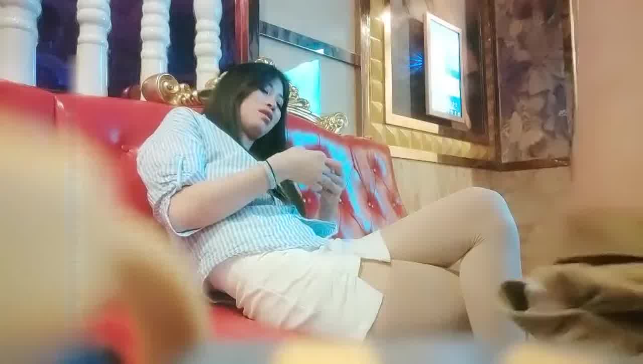  刚来公司没多久的小姐姐，约去KTV唱歌，大胸小姐姐一会儿被脱光，门都没关，后入啪啪暴力输出！ 的剧照7