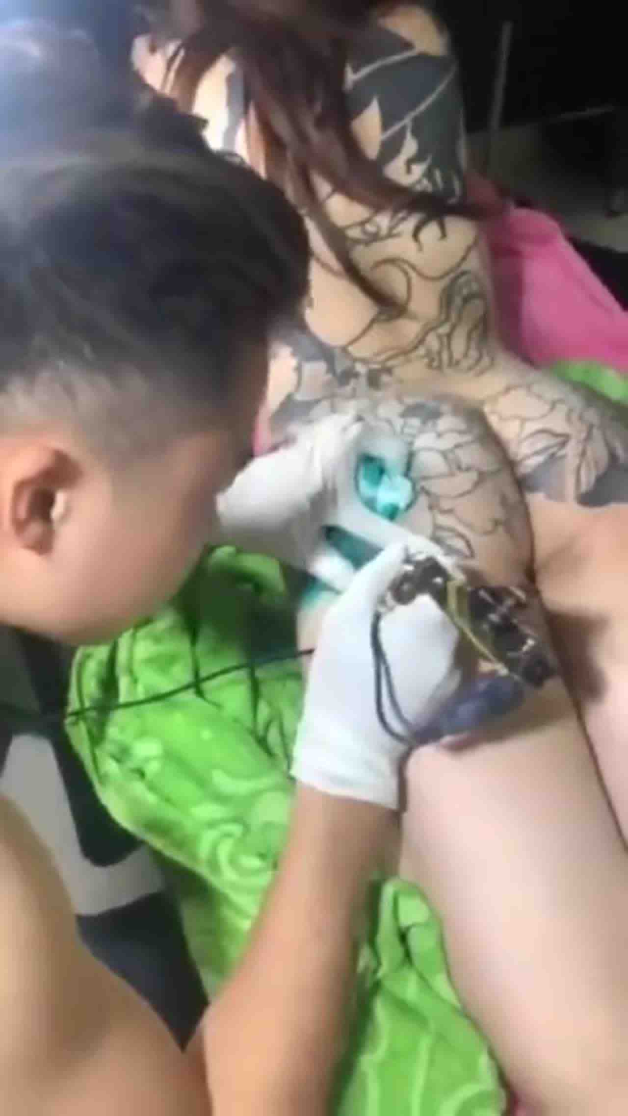  美女要纹身全身 的剧照2