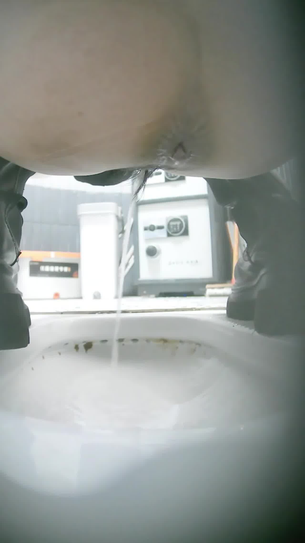  【前后双视角，这偷拍角度无敌了啊！】三月最新流出大神偷拍写字楼女厕，多位小姐姐粉嫩芬芳的花蕊！ 的剧照3