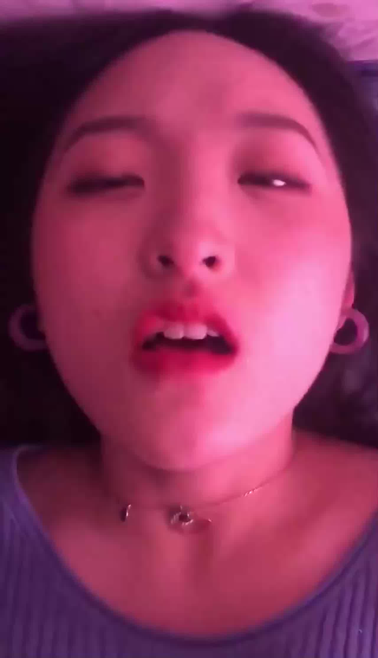  很骚的学生妹还是白虎哦，被肏得淫荡放声叫床，就是要这样艹才过瘾！ 的剧照8