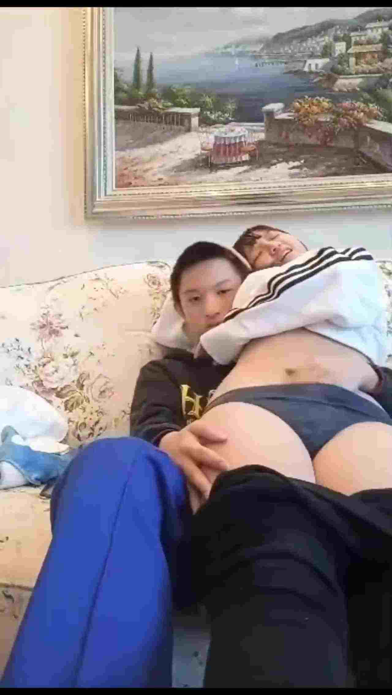  【没被满足性欲的女人们】欲求不满对白女人吐槽：这么快啊？用力！你射里面吧，怎么会那么快啊？都流出来了 的剧照8