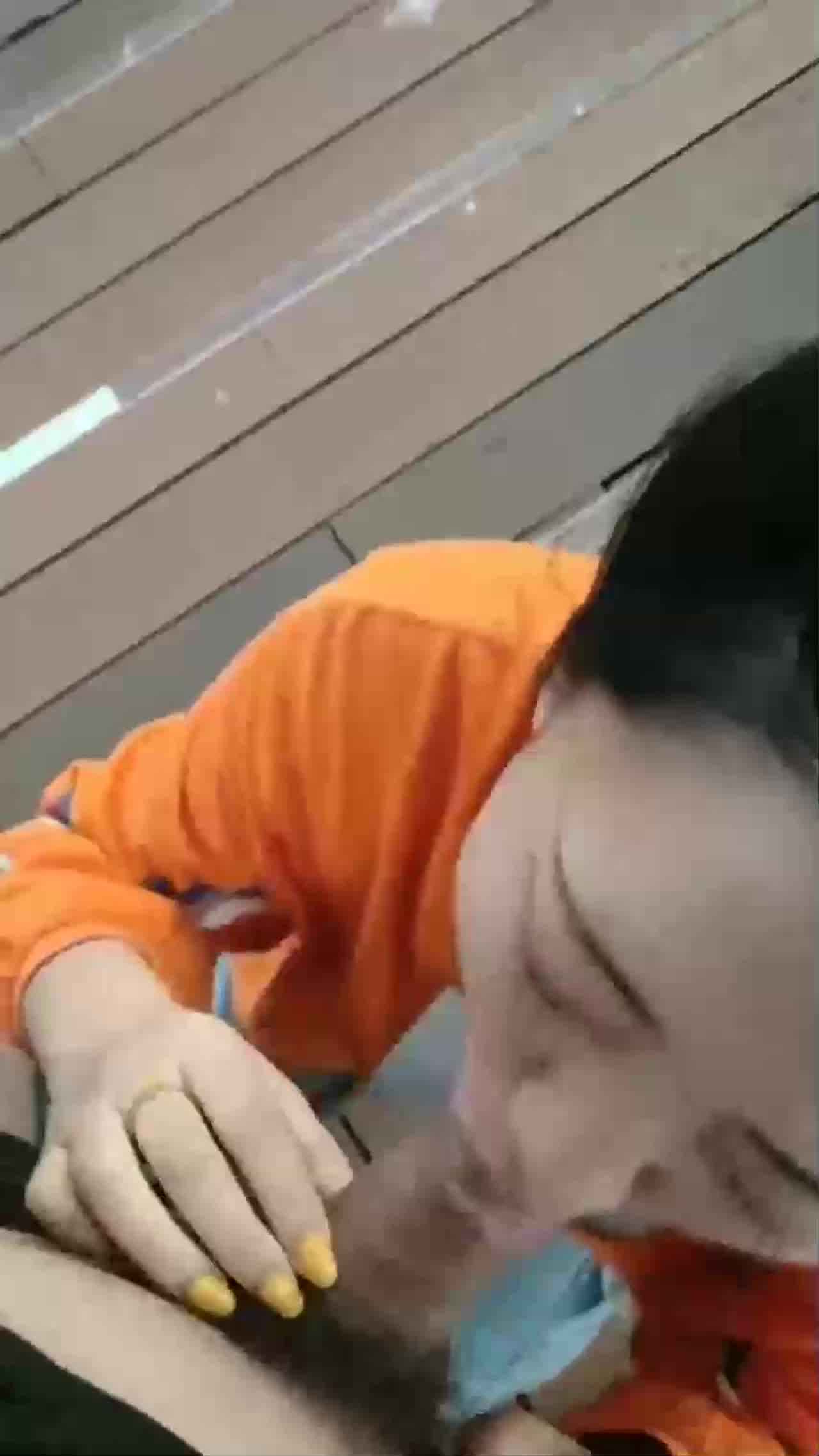  新交的珠宝店柜台大奶女友，户外河边尽情口交，给我口口，_还没口就硬了_，舒服哇舒服！ 的剧照1