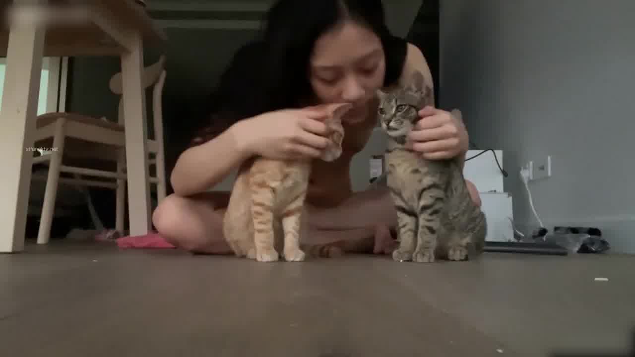  eskperry 健美身材网红全裸与猫猫自拍合集 的剧照5