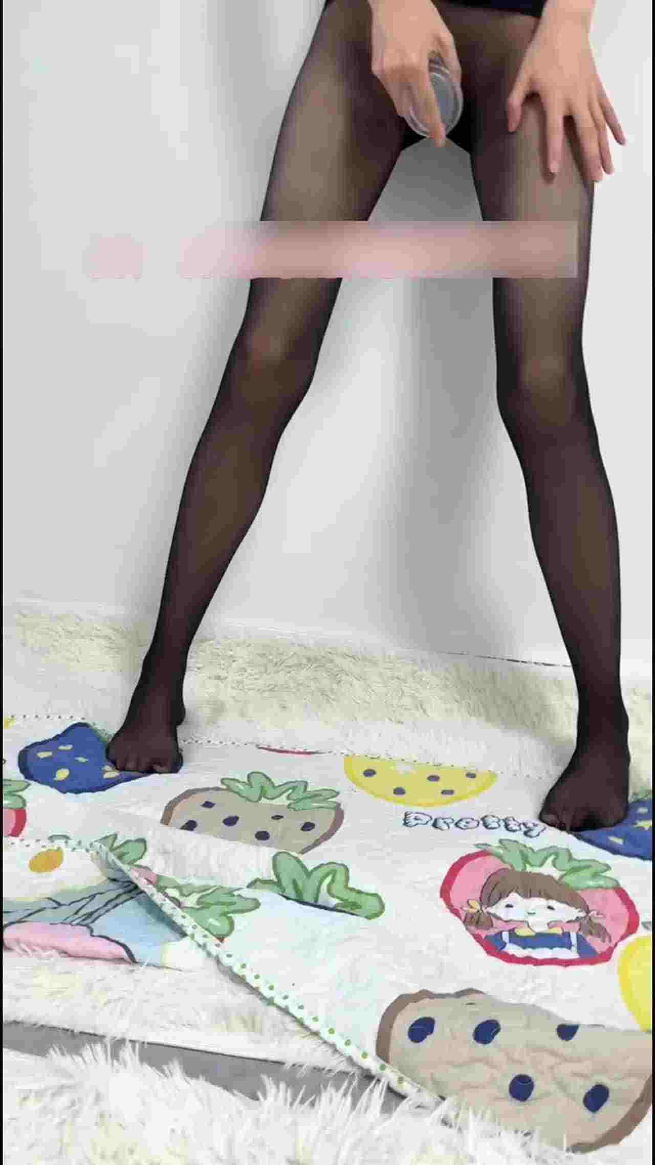  自购推特露出大神-黑丝居家自慰，超大的阳具搁着丝袜插到小穴里，被插还一直言语求主人干死她 的剧照9