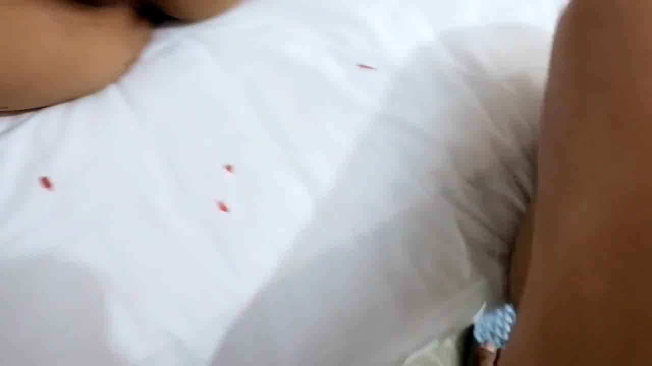  小小学生妹享受性虐待滴蜡做爱 的剧照7