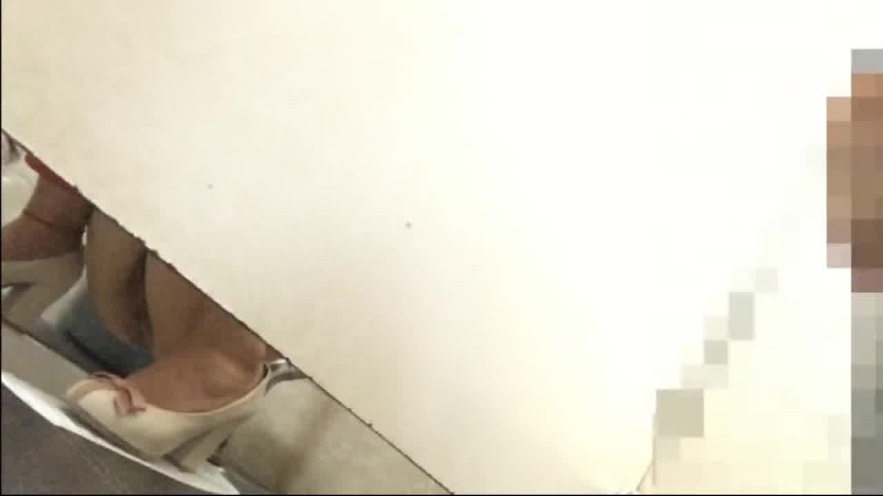  【重口慎入】厕所偷拍翻车现场，狠人怼脸强拍！ 的剧照8