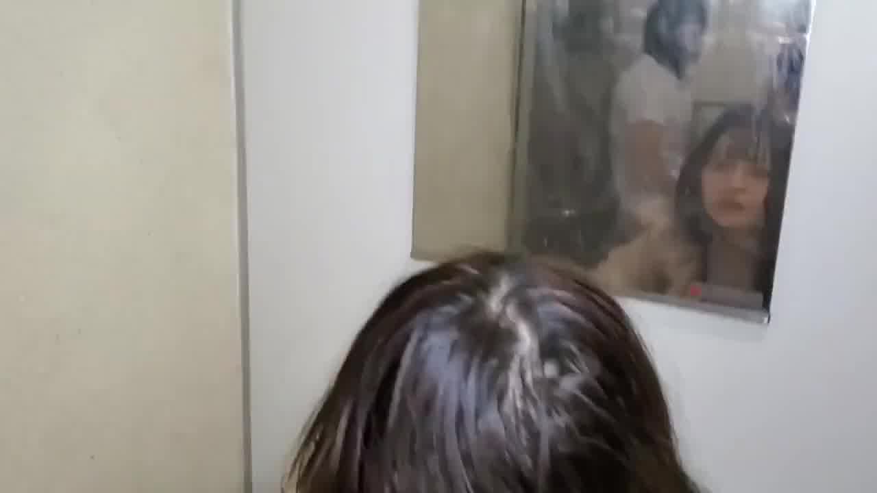  洋娃娃少女被头套男团轮干疯狂内射 的剧照5