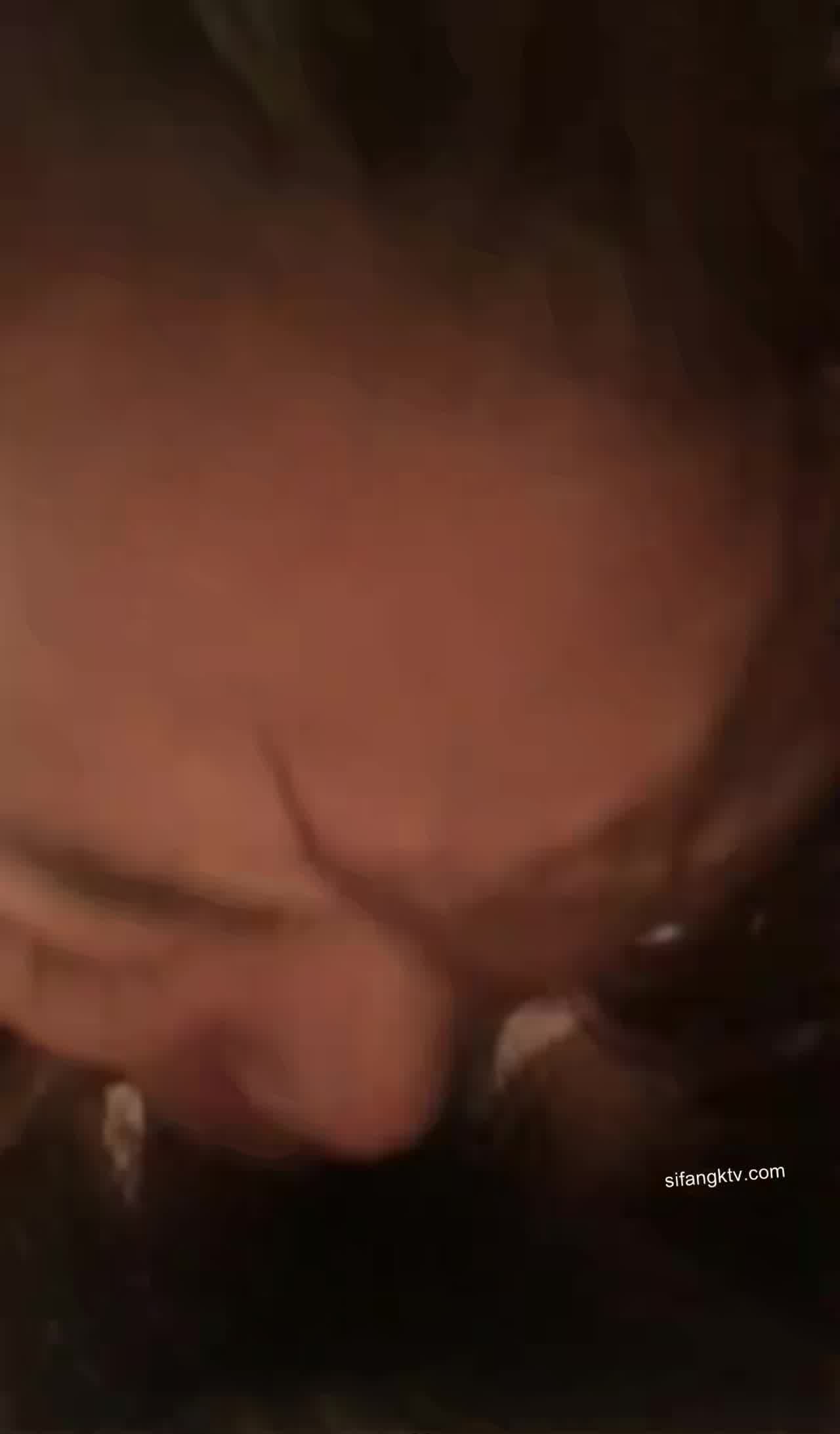  趁朋友喝醉趁机操逼本来还不太愿意进房就自己吸过来了 的剧照1