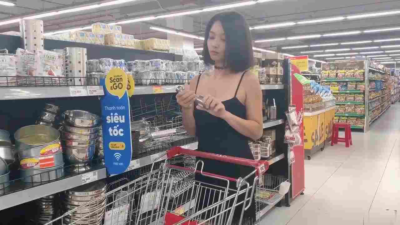  骚女孩不穿内裤逛超市，还撩起黑丝裙露出，上了车迫不及待拿出来自慰，爽喷很多淫水 的剧照7