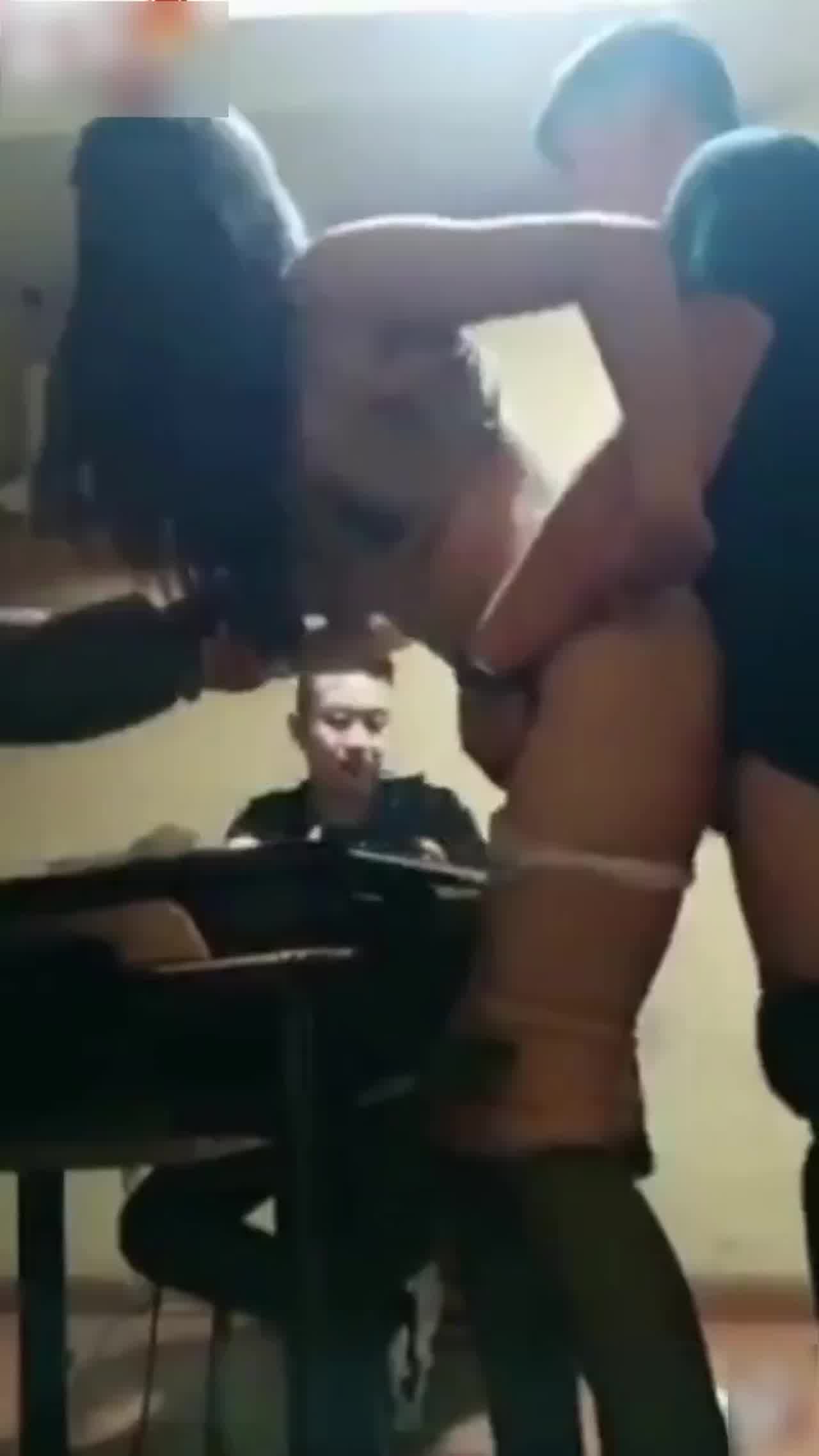  【多人围观】麻将输了肉偿!这真是连裤衩子都输光了! 的剧照5