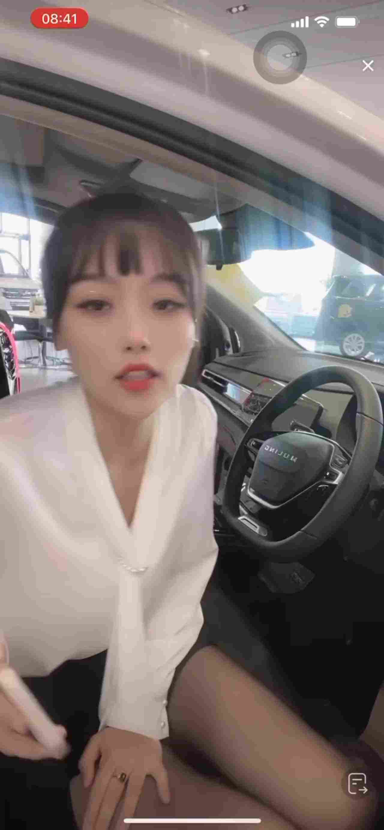  抖音快手走光系列-女销售走光 的剧照4